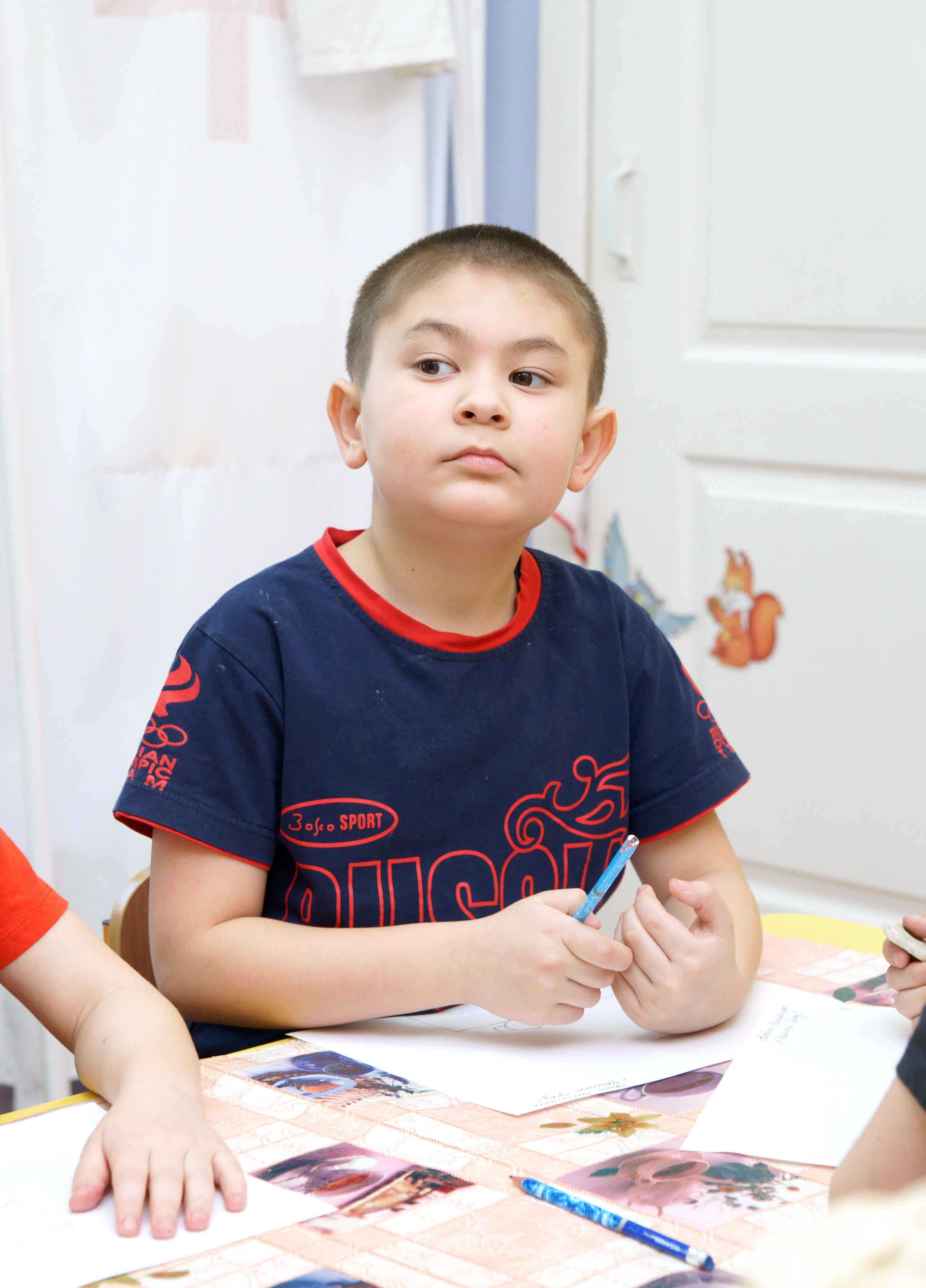 Репортажная фотосессия в группе - рисование - мальчик слушает воспитателя
