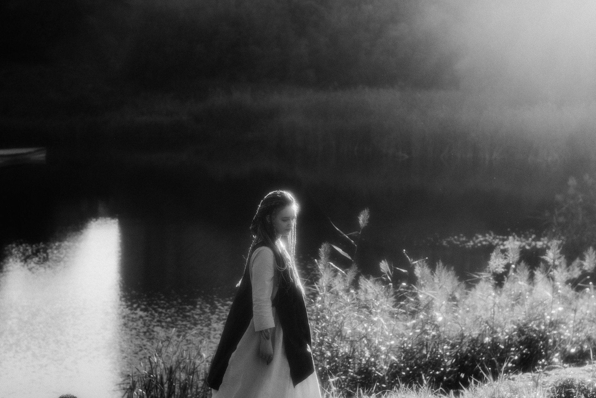 Черно-белое фото пары с их питомцем, классическая Love Story