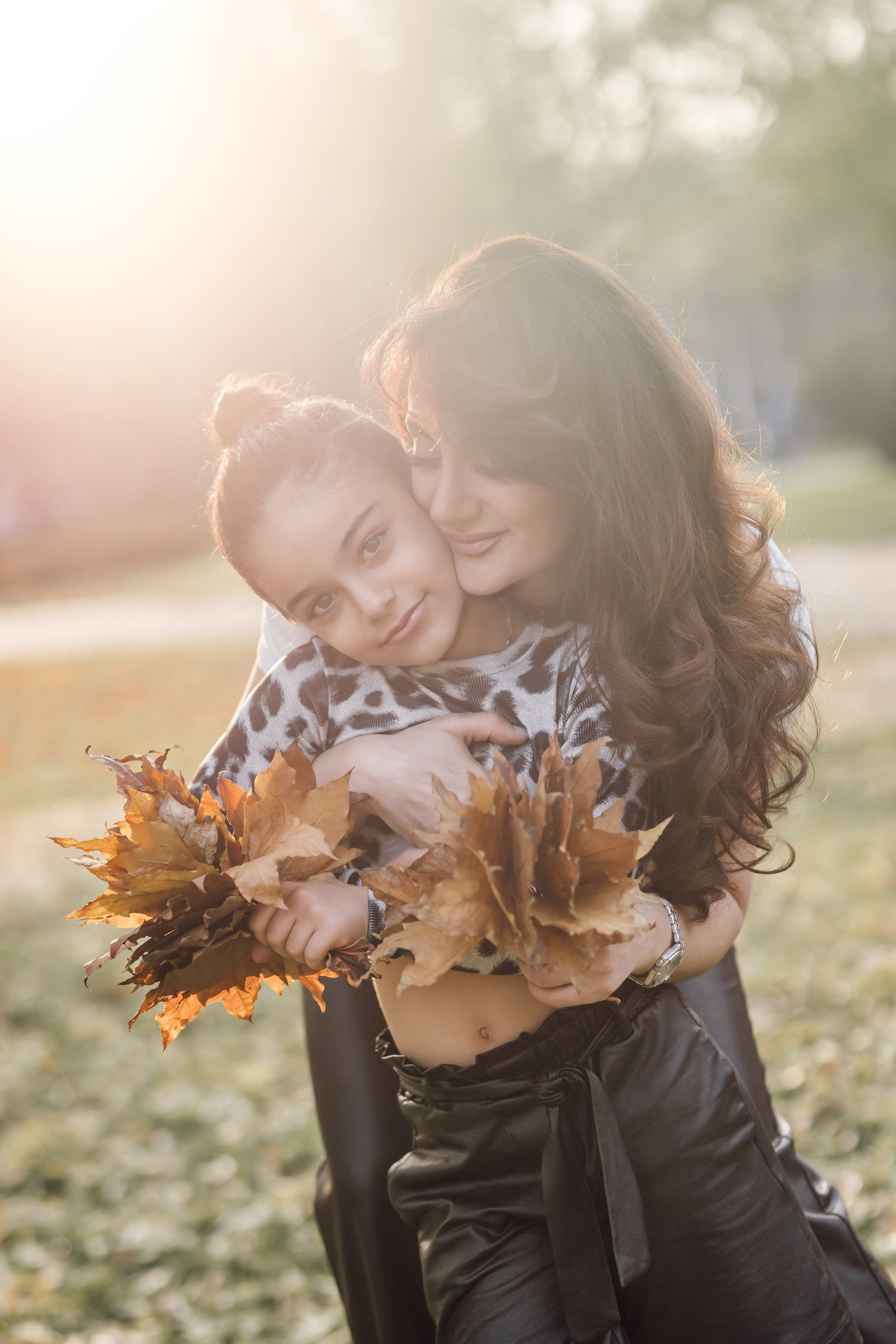 Мама и дочь, осенняя городская прогулка. Фотохудожник Наталия Кирсанова