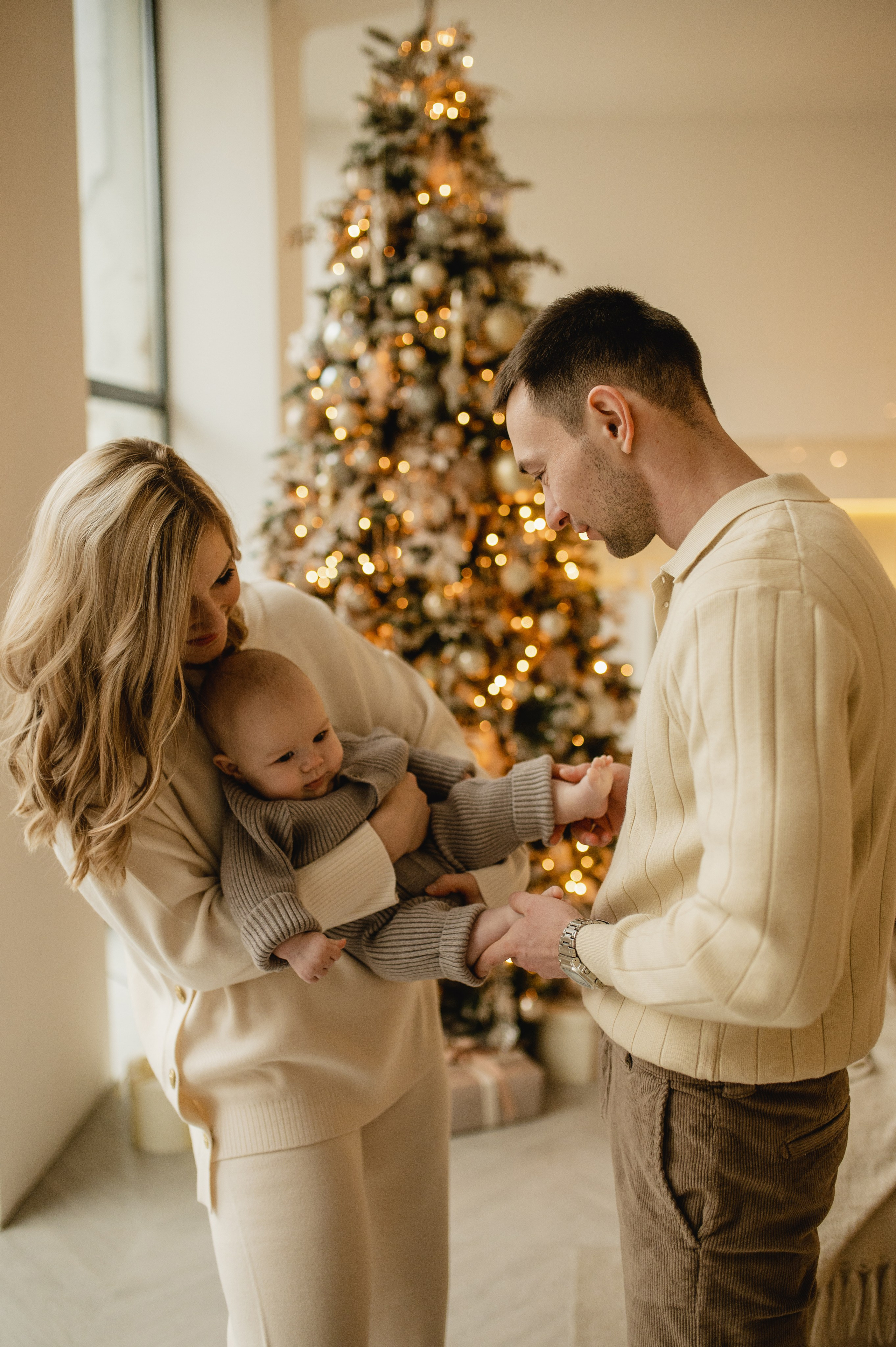 Новогодняя фотосессия в студии с малышом 6 месяцев в Бутово. Семейная фотосессия Бутово Москва фотограф Алина Морщагина