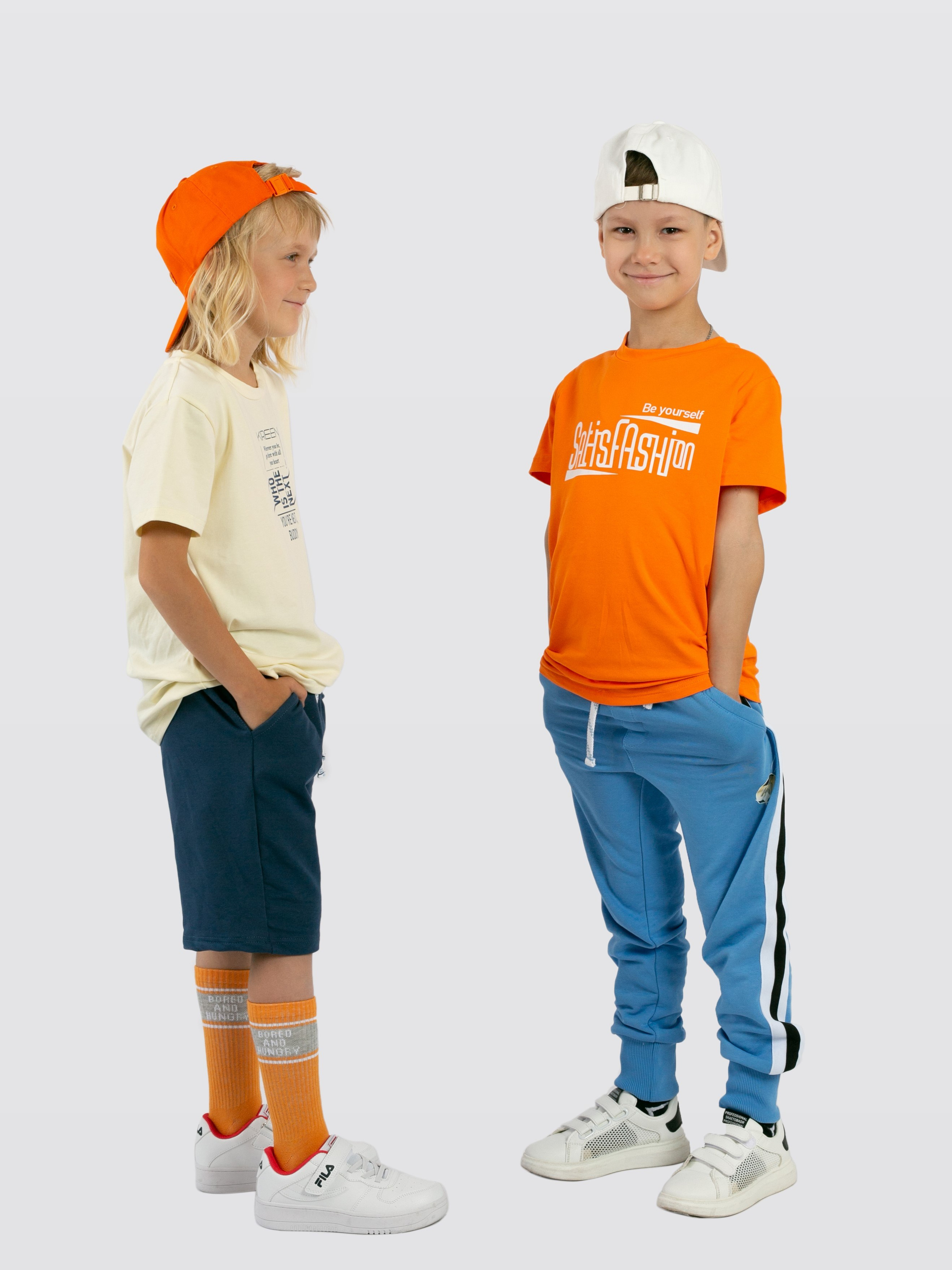 Детская одежда на белом фоне с тенями. Предметная, рекламная фотосъёмка в Орле. Предметный фотограф в Орле