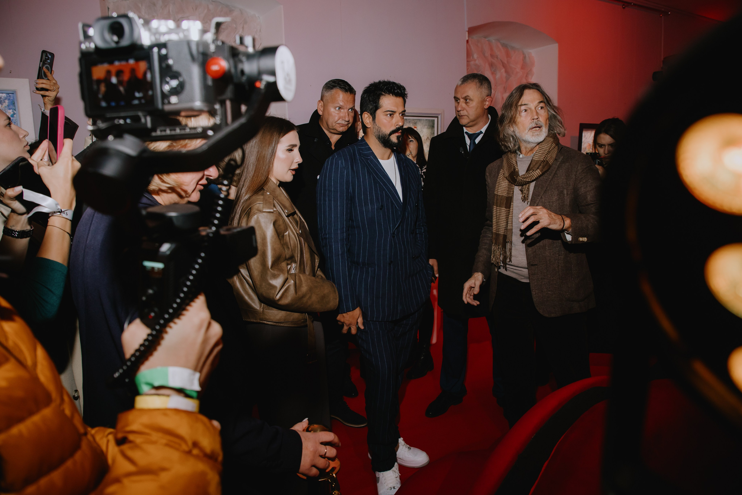 Бурак Озчивит посетил выставку Никаса Сафронова. Фотограф в Москве и Санкт-Петербурге Дарина