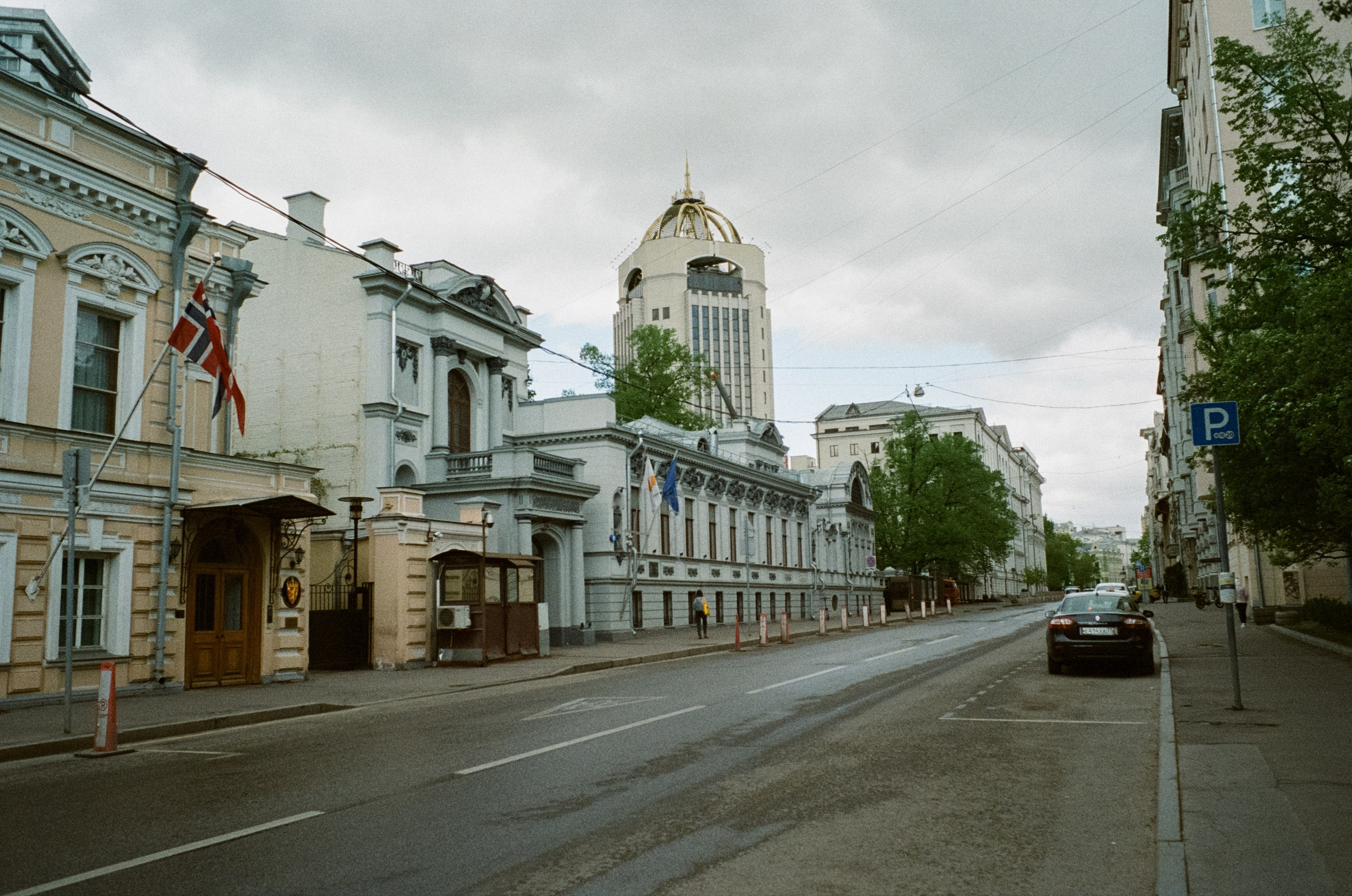 Ул. Поваровка и окрестности | Voigtlander BESSA-T — Voigtlander Ultron 28 mm f/2 | Kodak Ultramax 400 (просрочка) @ ISO 100