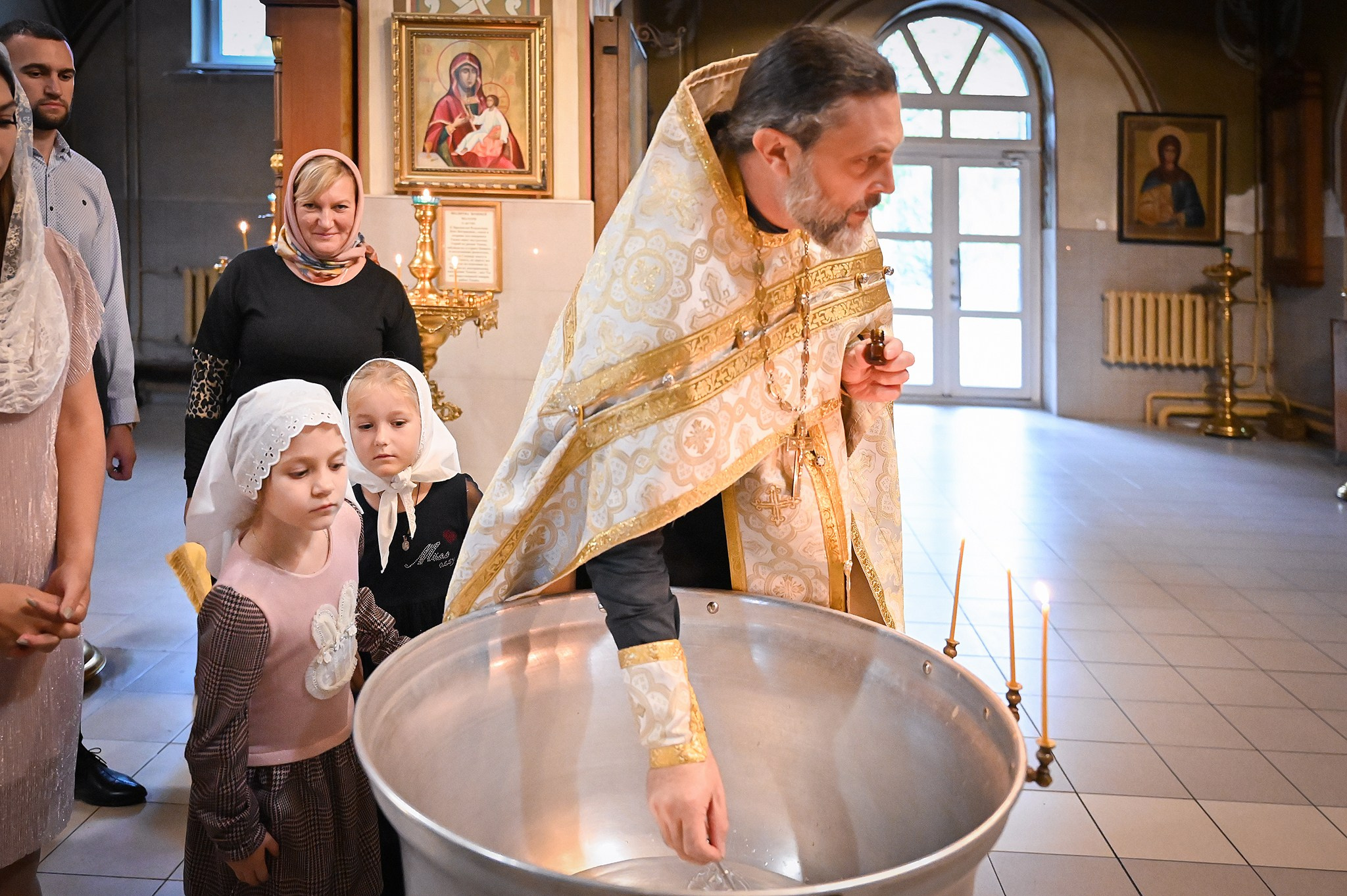 Батюшка с крестильной чашей и дети Краснодар