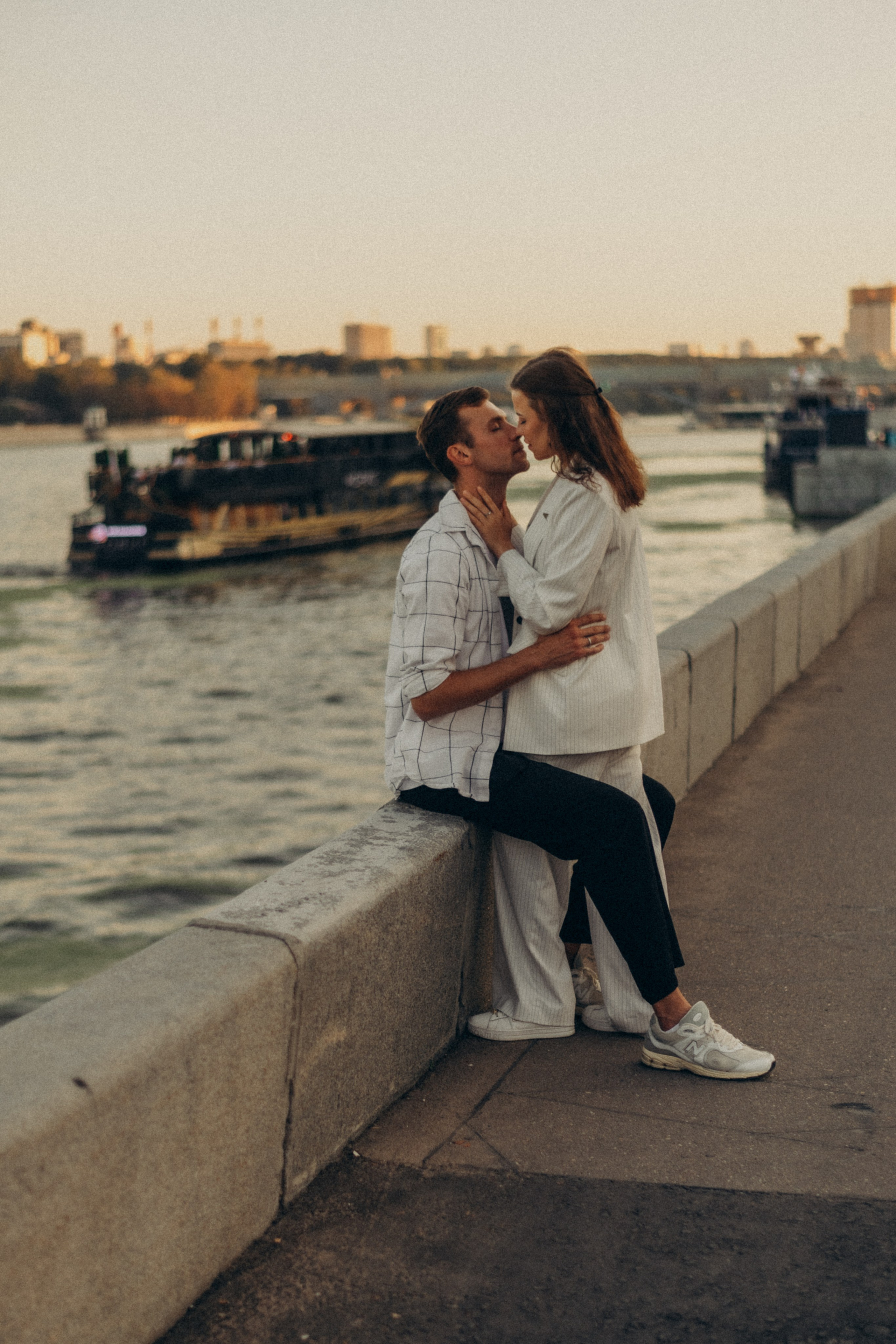 Любовь на набережной в Москве