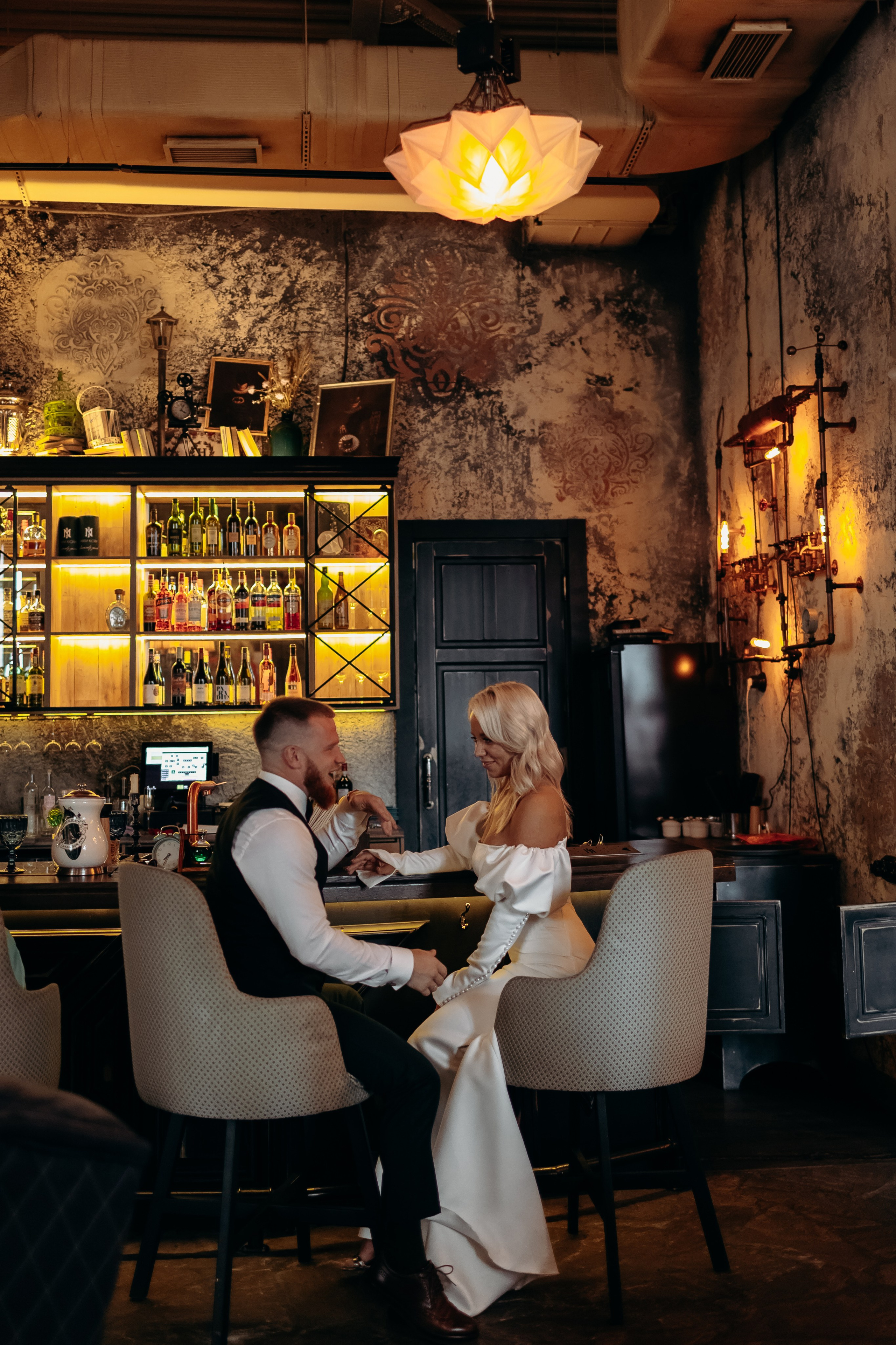 Александр и Елена (сборы, ресторан). Фотограф свадебный семейный в Красноярске Шукшина Наталья