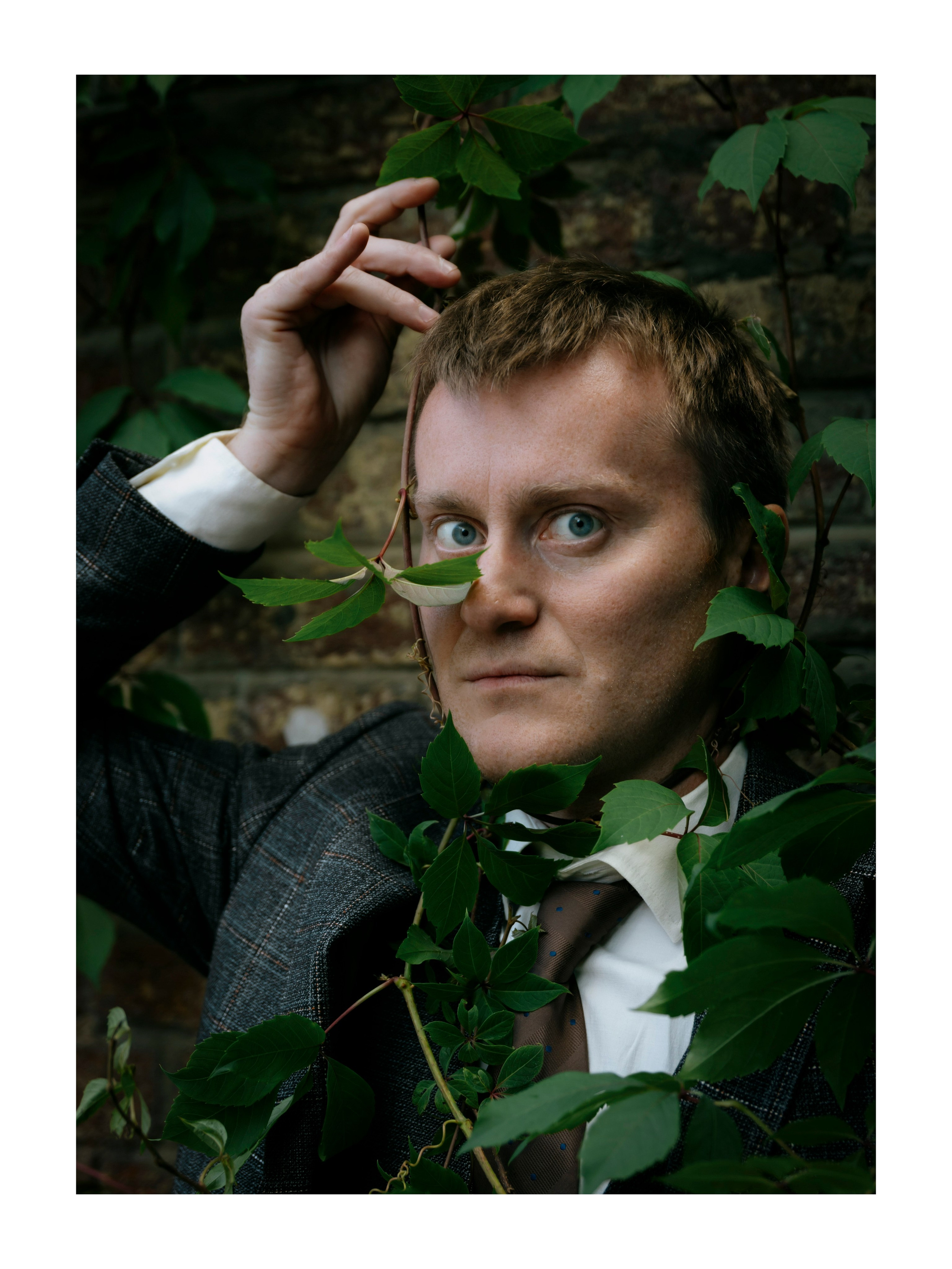 мужчина и плющ