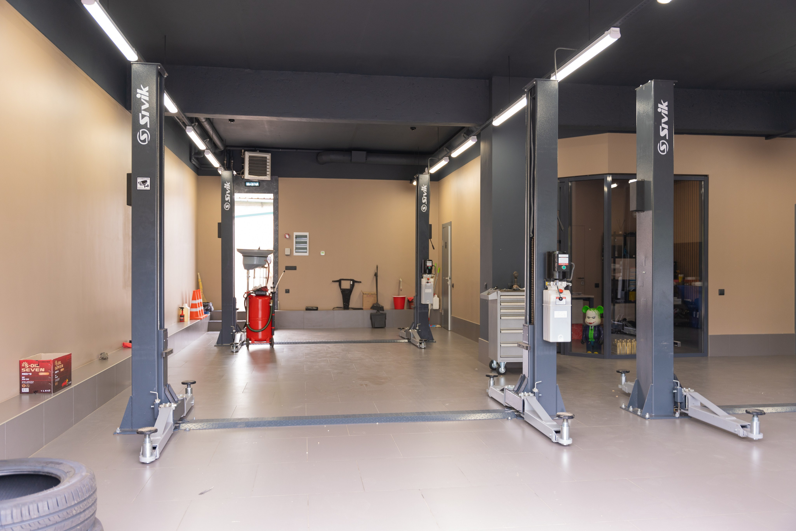 Интерьерная фотосъемка автосалона Elrus в Краснодаре. Zeekr, LiXiang Профессиональная фотосъемка интерьера премиум-автосалона в Краснодаре. Шедевры для Вас! Фотограф и Видеограф в Краснодаре Пахиев Руслан