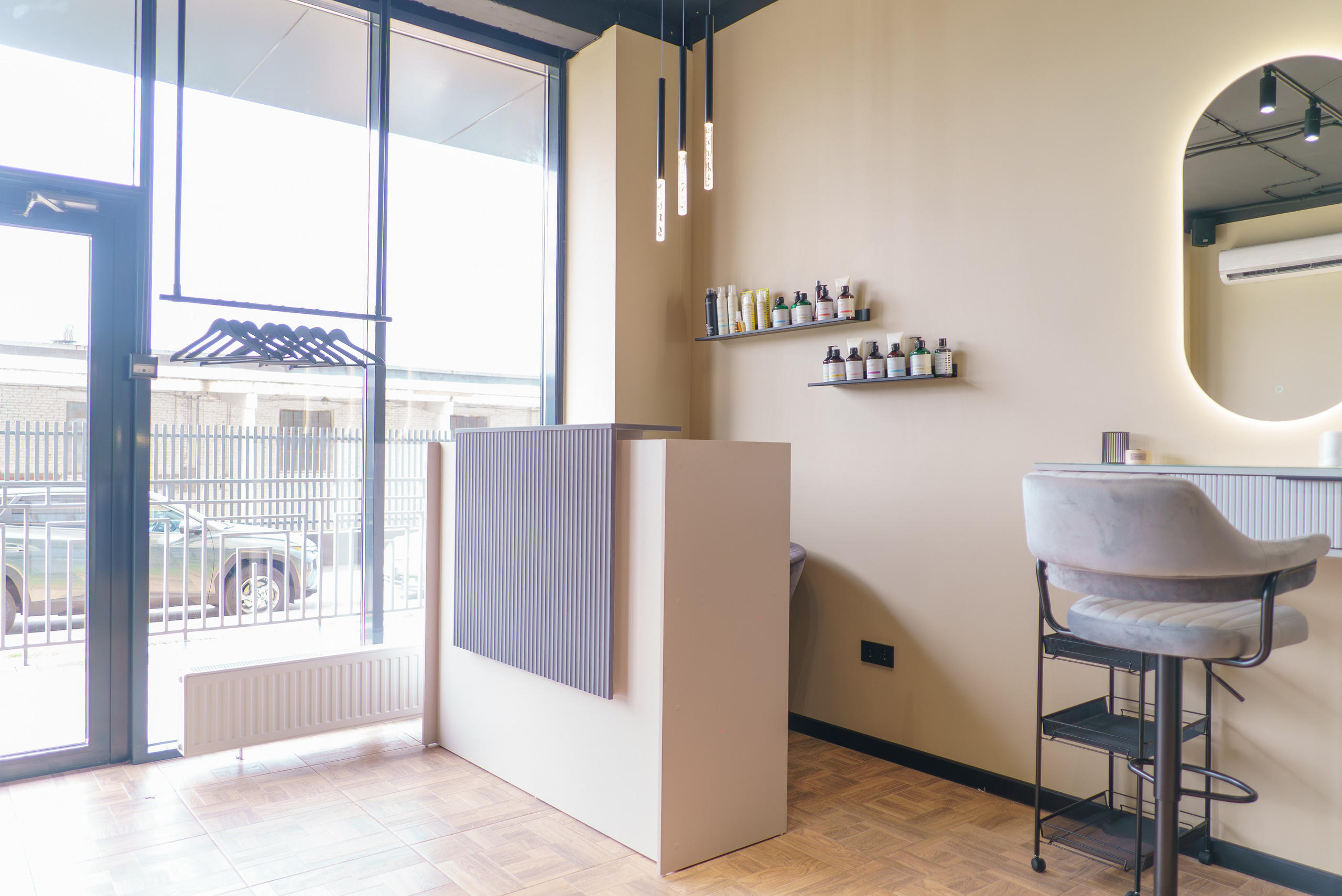 Профессиональная интерьерная фото и видео съемка студий красоты Яркая интерьерная фотосъемка для бьюти-коворкинга и студий. Шедевры для Вас! Фотограф и Видеограф в Краснодаре Пахиев Руслан