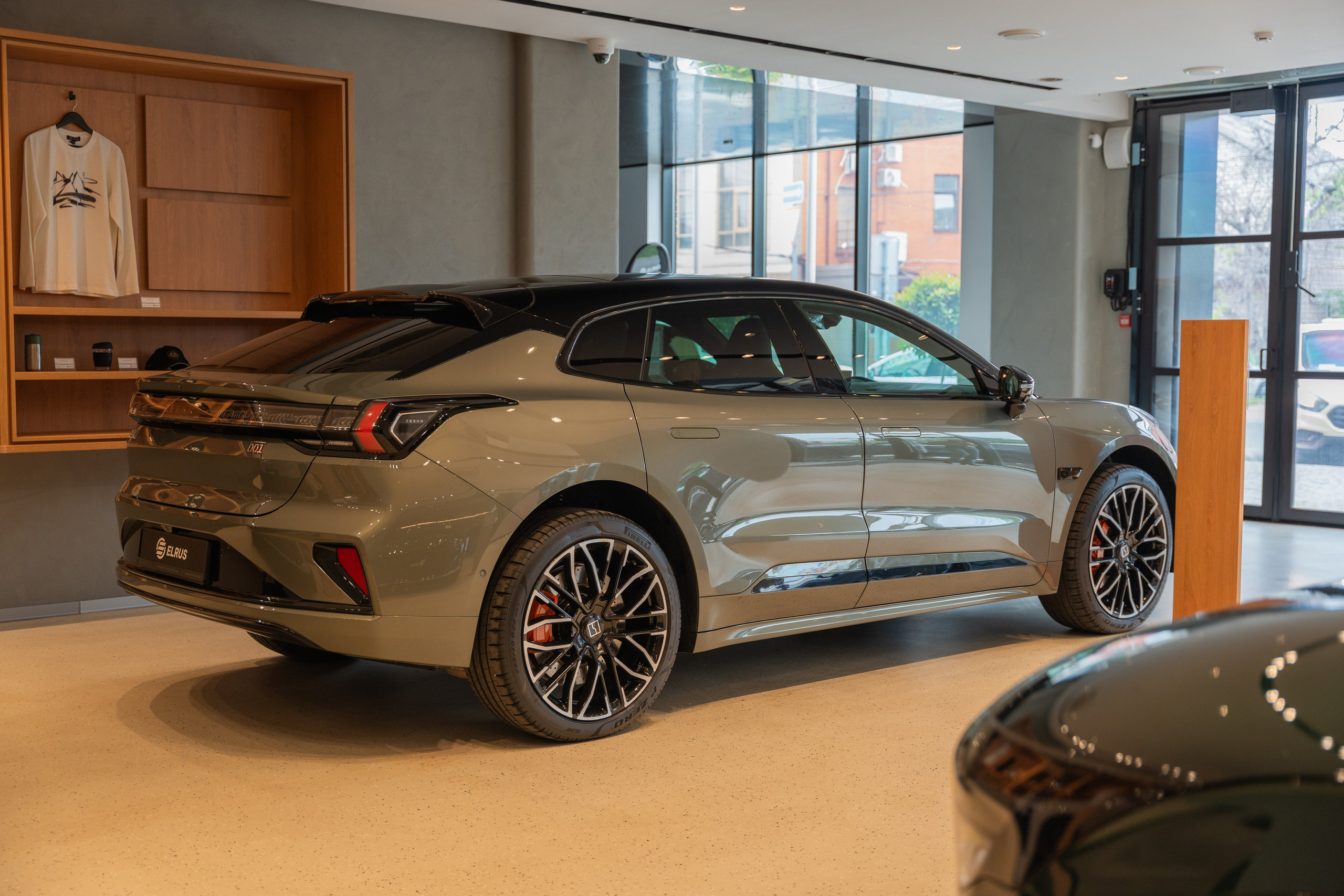 Интерьерная фотосъемка автосалона Elrus в Краснодаре. Zeekr, LiXiang Профессиональная фотосъемка интерьера премиум-автосалона в Краснодаре. Шедевры для Вас! Фотограф и Видеограф в Краснодаре Пахиев Руслан