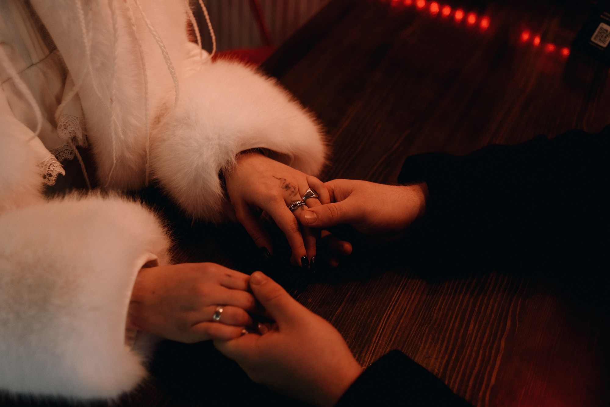 Эстетика свадебного перекуса: детали, бокалы и интерьер кафе