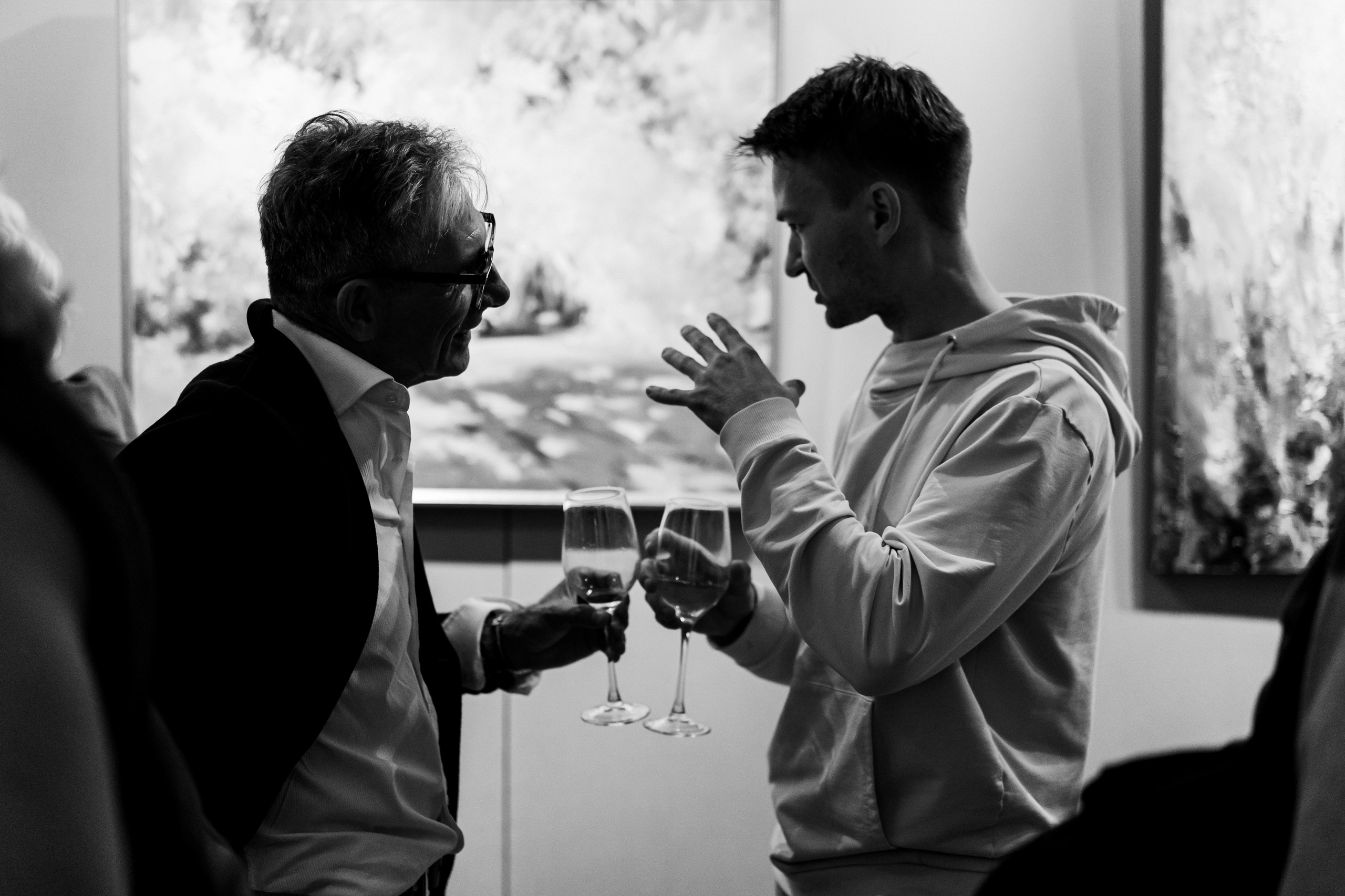 Съёмка открытия вытсавки художника Ильи Даньшина. Лиза Фирстова — самый добрый фотограф