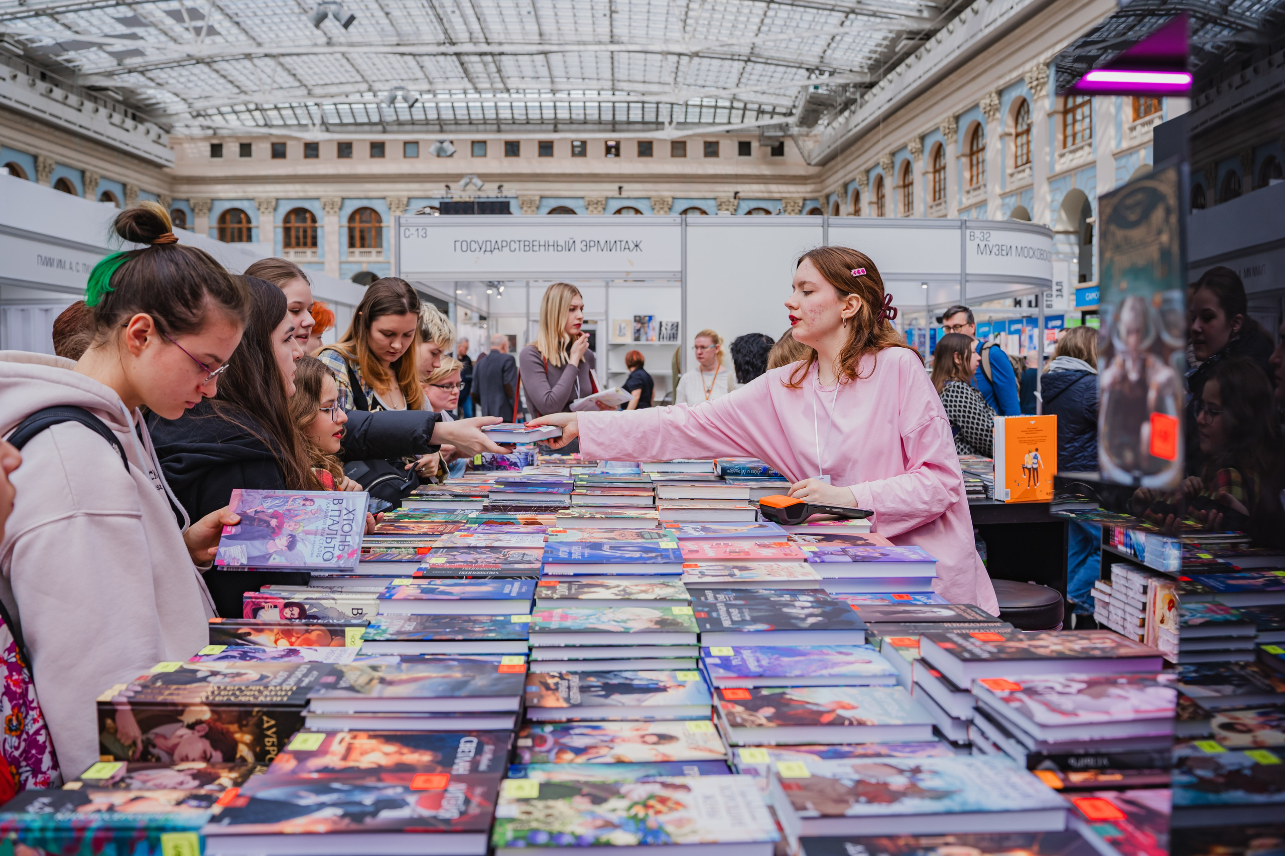 МИФ Non/fictio№ 2025 стенды. Репортажный фотограф Анастасия Рубцова