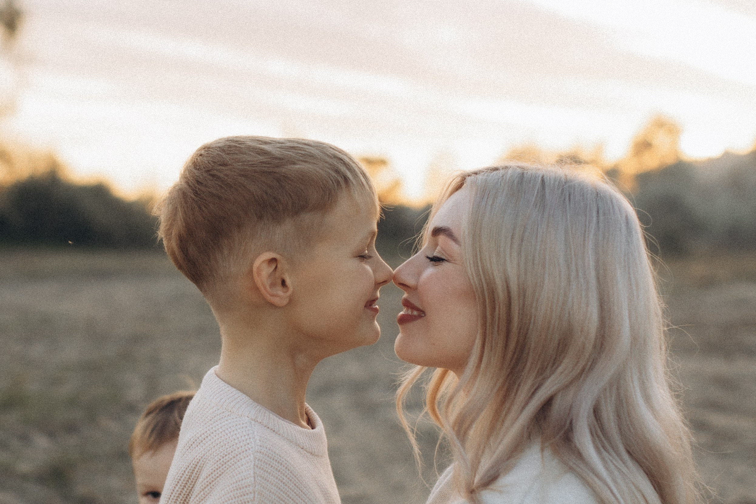 Альбина с сыновьями, сентябрь. Семейный фотограф lifestyle в Новосибирске Елена Шпилевая