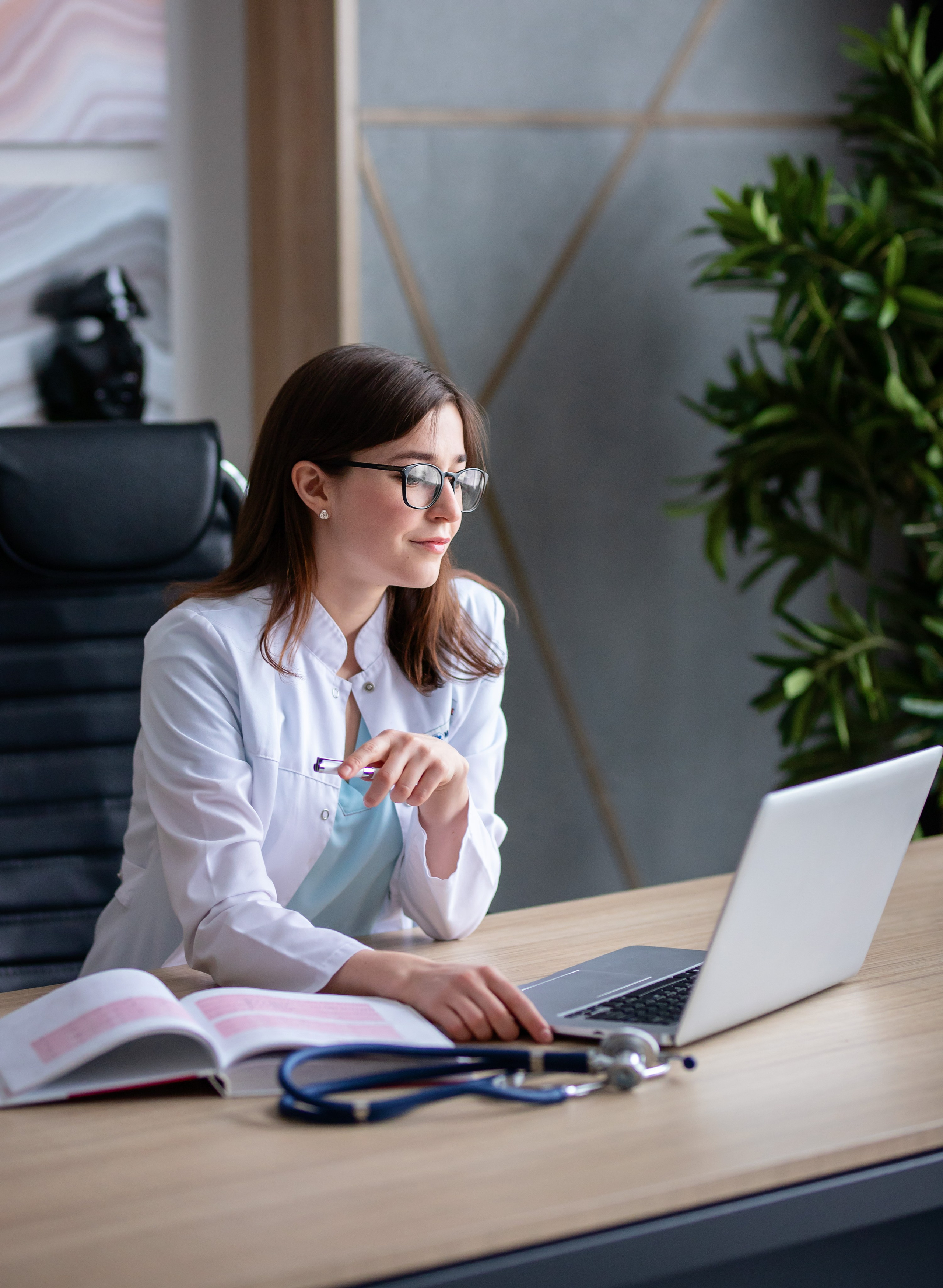 Деловой портрет для врача-кардиолога. Фотограф в Москве. Женские фотосессии, love-story, контент