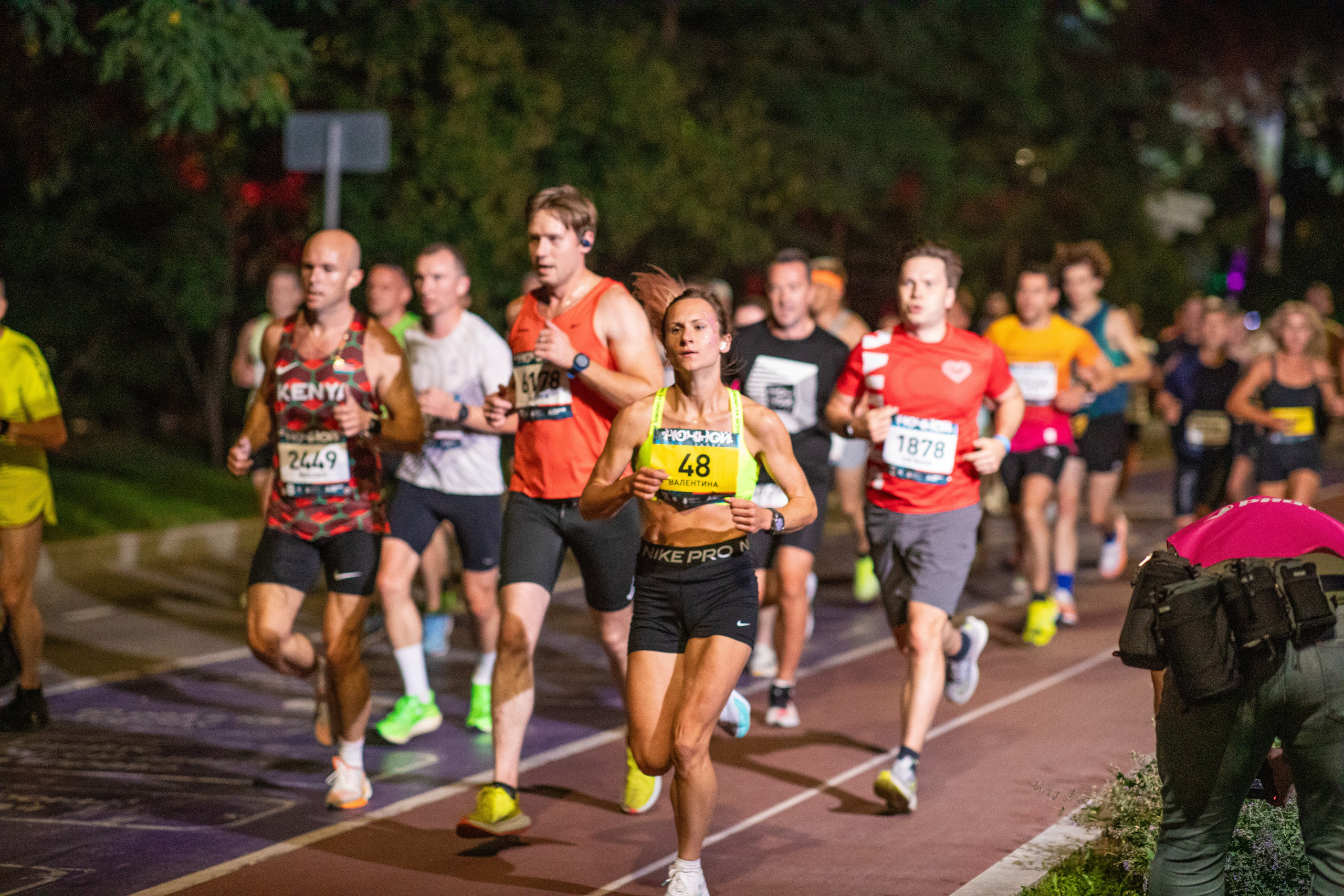 Ночной забег в ленте фотографий бегунов 03.08.24. Фотограф Сергей Ловкий