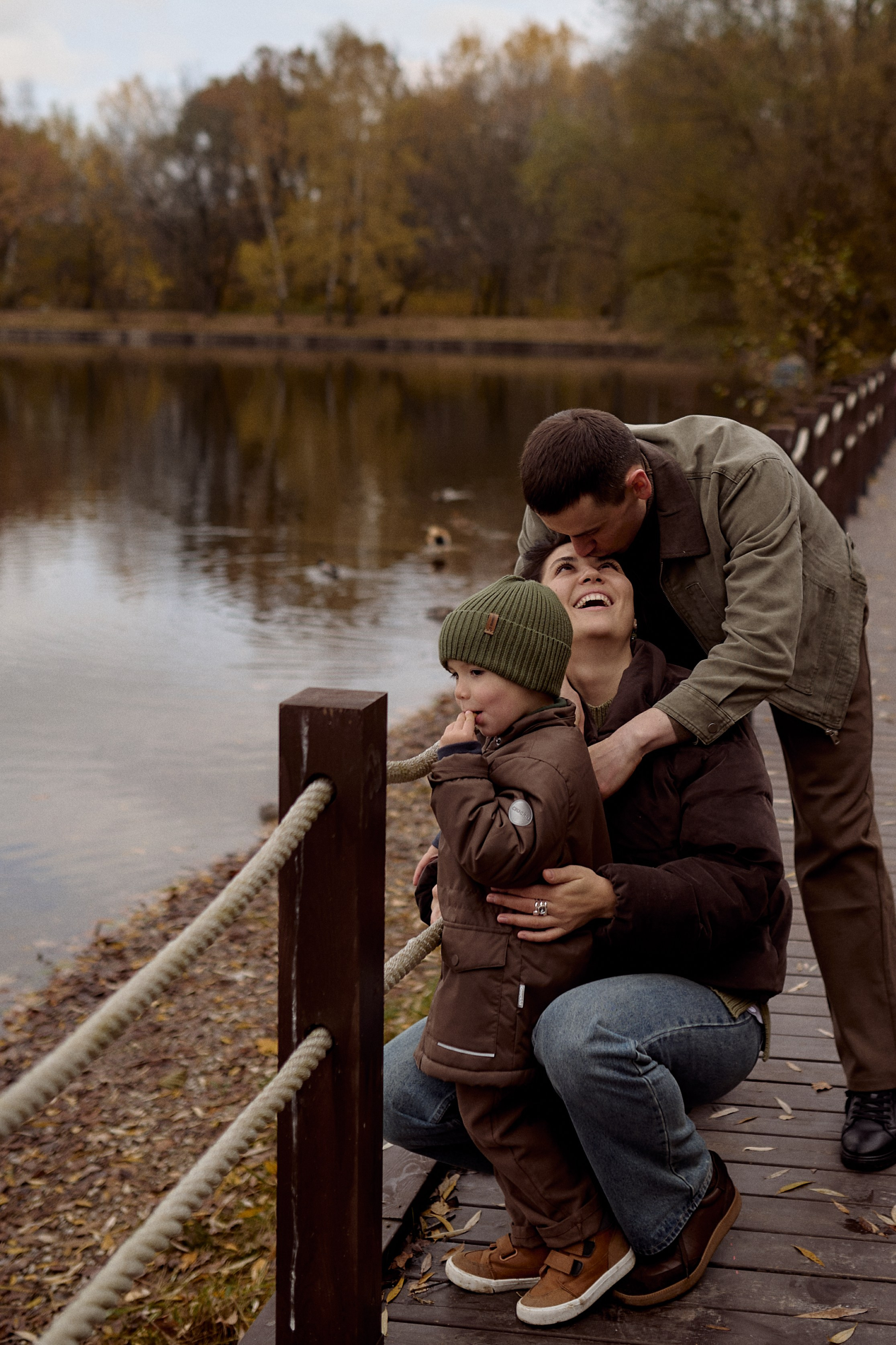 Вова, Юля и Максим в осеннем парке. Семейный и свадебный lifestyle-фотограф в Москве Мария Петрова