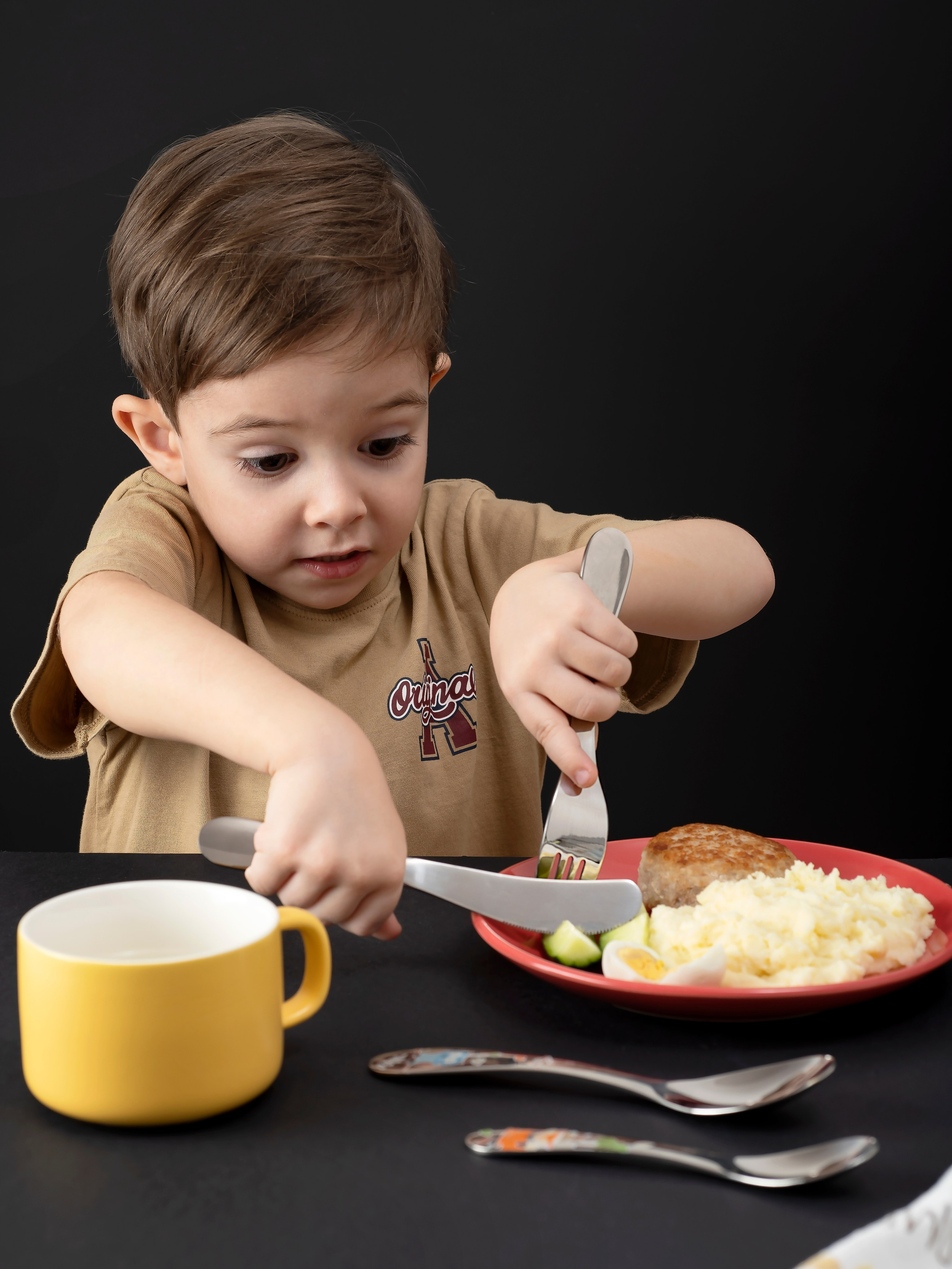 Фотосъемка столовых приборов для детей с моделью Москва.