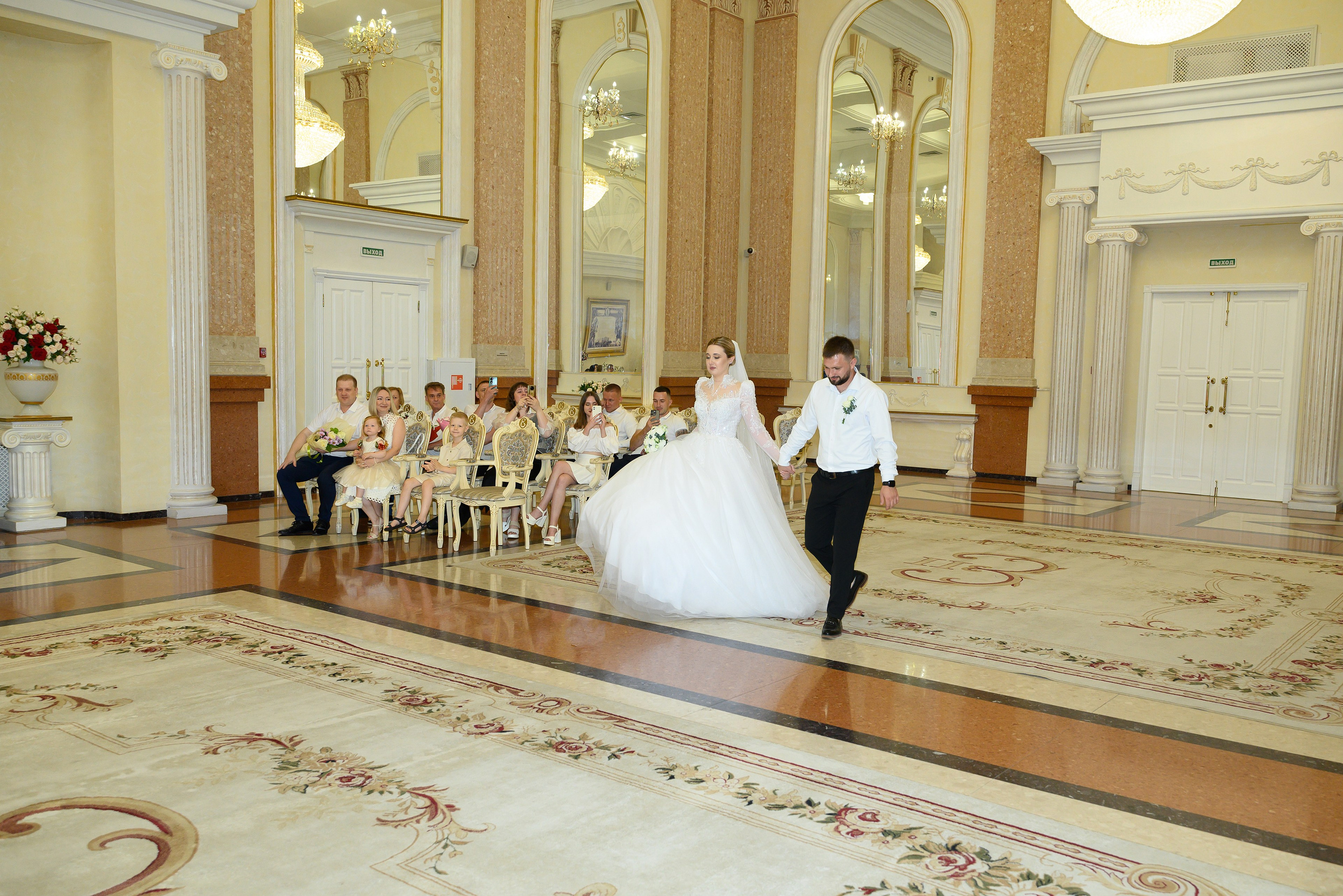 Выход пары в Екатерининском зале.