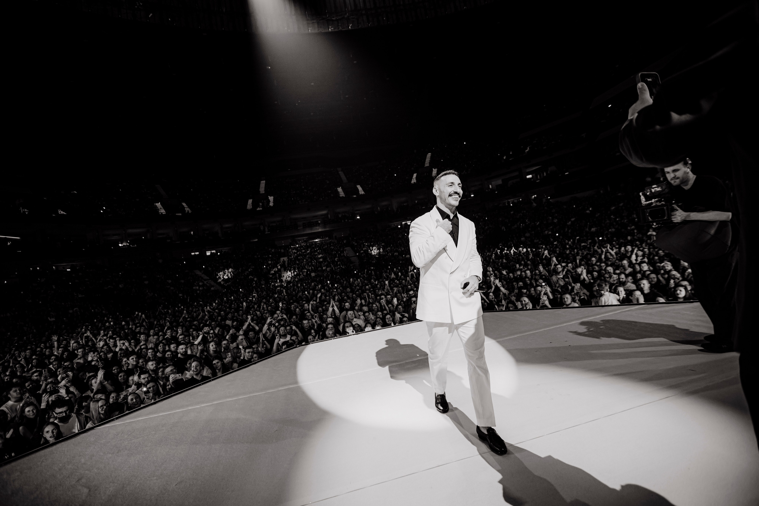 Концерт L’ONE с хором и симфоническим оркестром в Live Арене 19 октября 2025. Репортажный, event, концертный и backstage фотограф из Москвы Виталий Кривцов