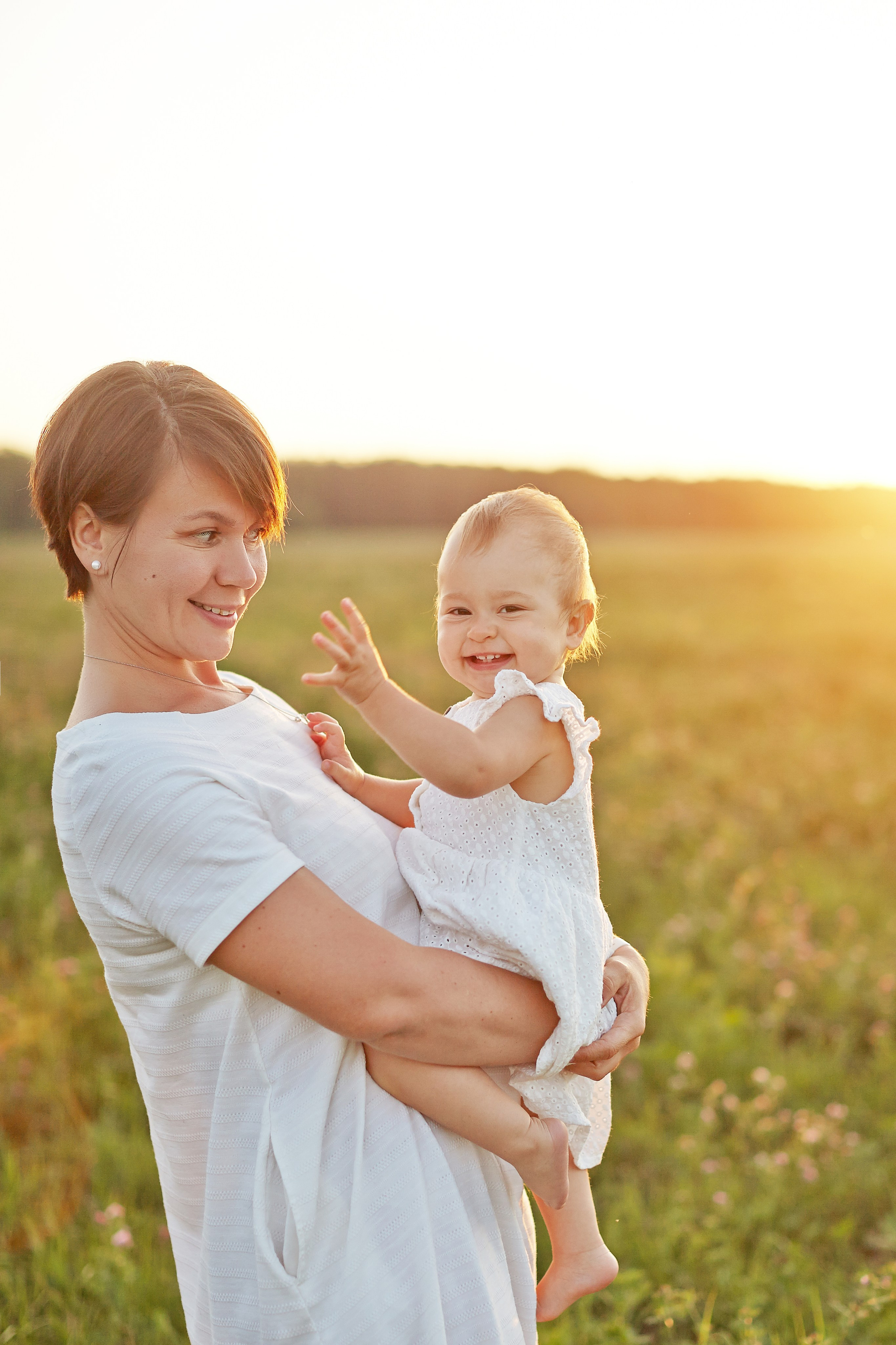 Мама с дочкой в поле на закате. Фотограф Ольга Ефремова