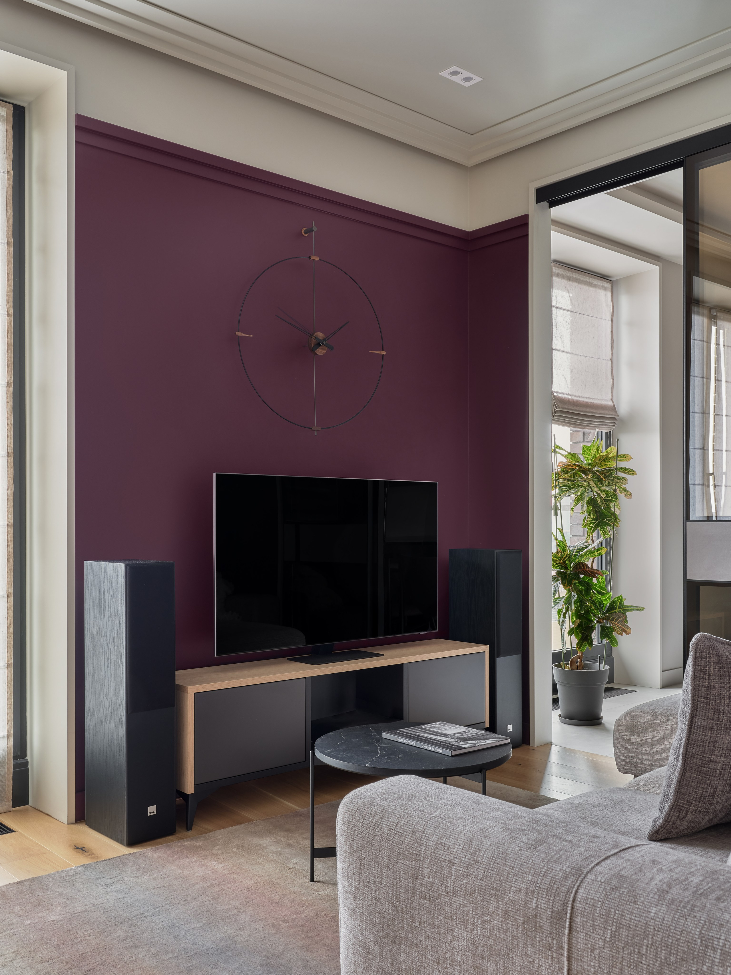 Светлое дерево и фиолетовые акценты. Фотограф Наталья Вершинина