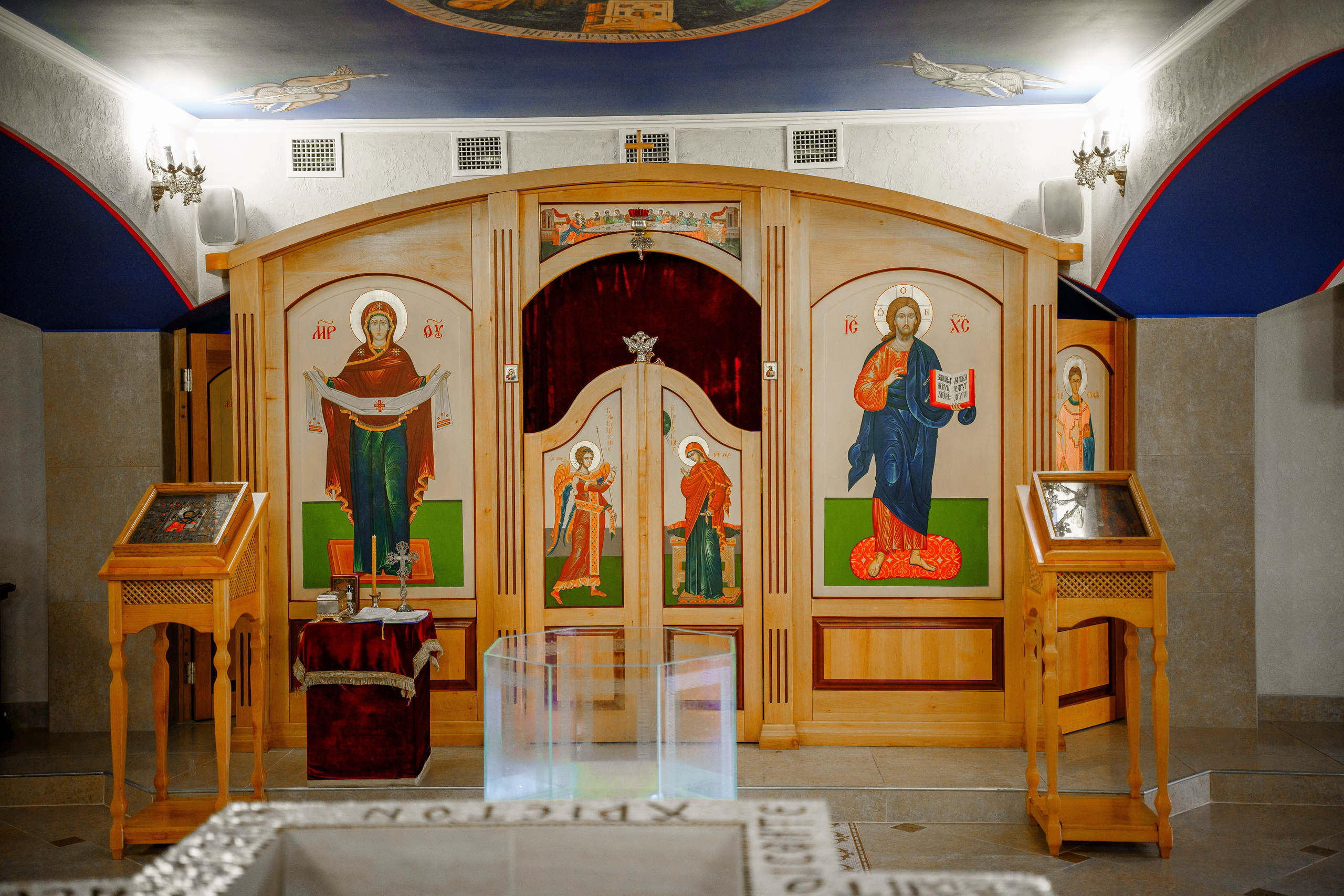 Обряд крещения детей в церкве или храме Адлера. Фотограф видеограф Геннадий Янбаев в Сочи, Краснодаре