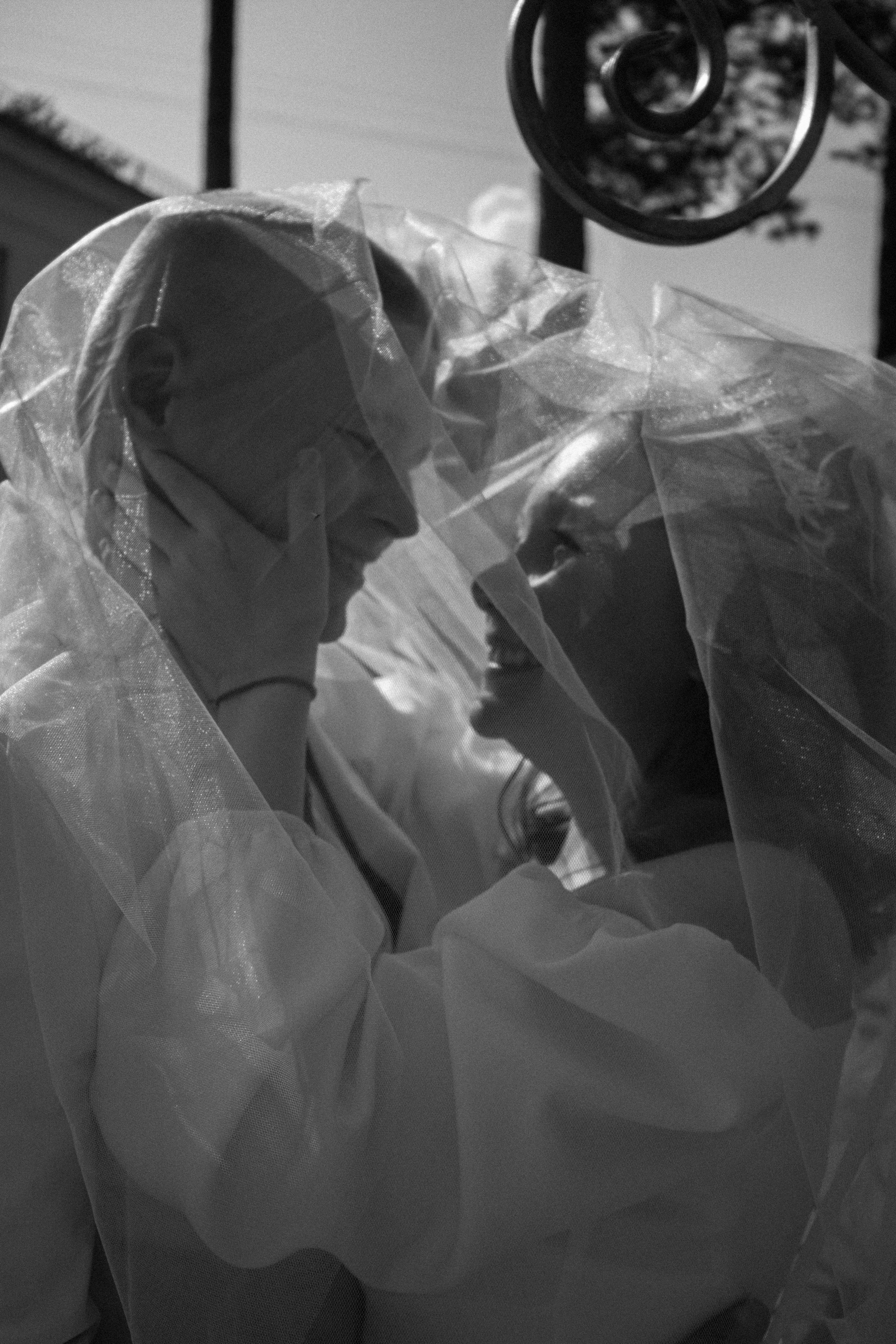 Свадебная фотосессия жениха и невесты возле ЗАГСа Северска и Томска