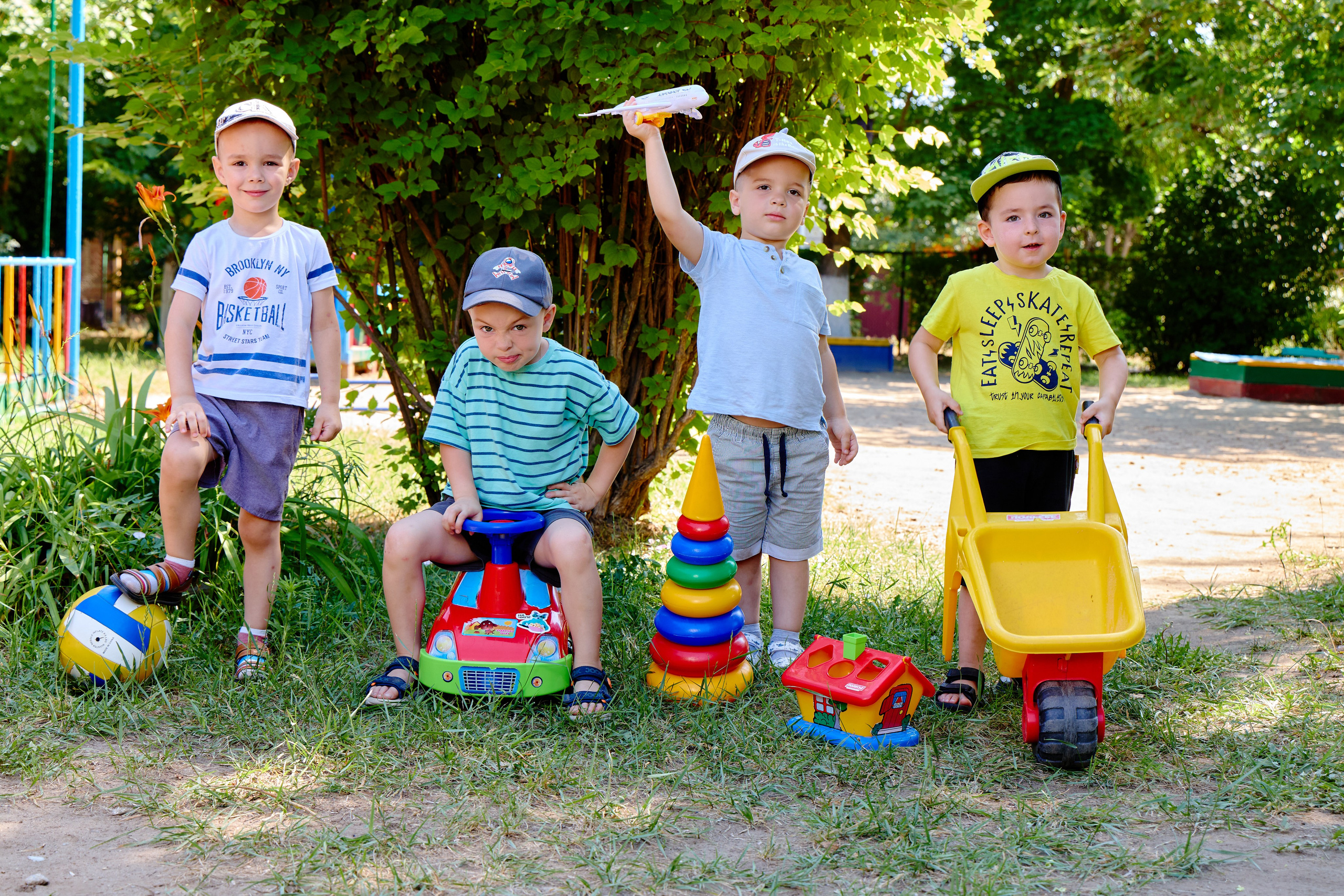 Пример летней съёмки в детском саду № 92 младшая группа Ромашки. Фотограф Выпускные альбомы Таганрог Сергей Коробченко