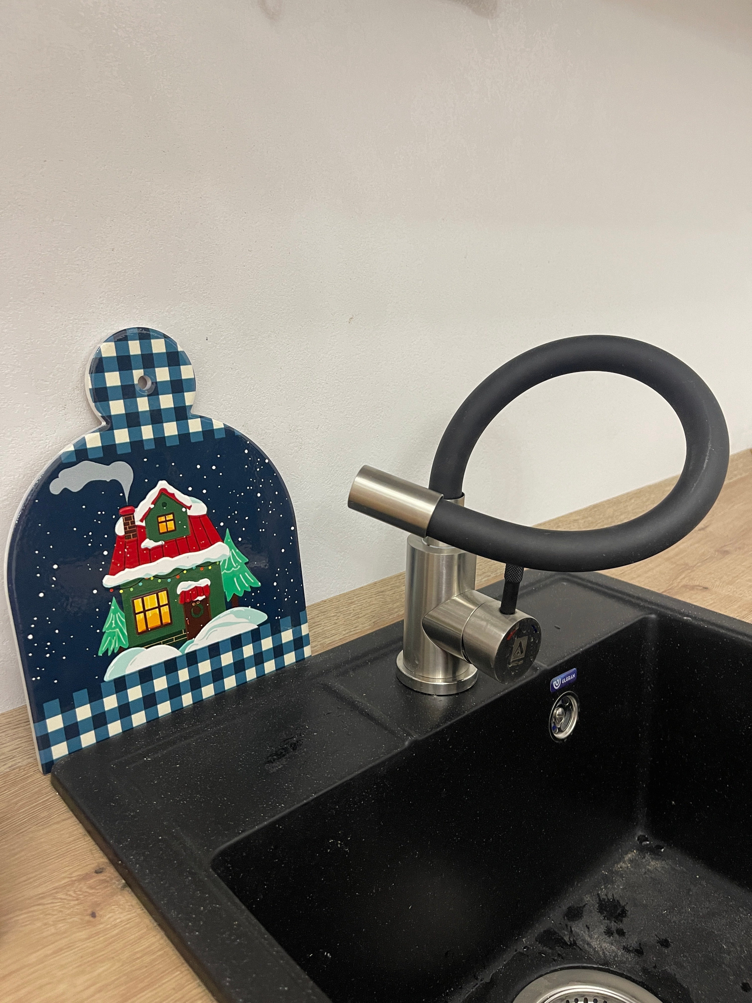 Кейс1: Получили ключи от новой квартиры и нужно было в короткие сроки обставить мебелью и декором для сдачи на долгий срок. Учли расположение квартиры и метраж. Определили портрет потенциального жильца и исходя из этого обставили квартиру. Чтобы выделяться на фоне других квартир, сделали акцент на яркие краски и смешение стилей. Сделали всё для комфортного проживания. и продумали каждую мелочь. В результате квартира очень быстро сдалась. На всё ушло до 250 тыс. руб. за всю мебель, технику и декор.