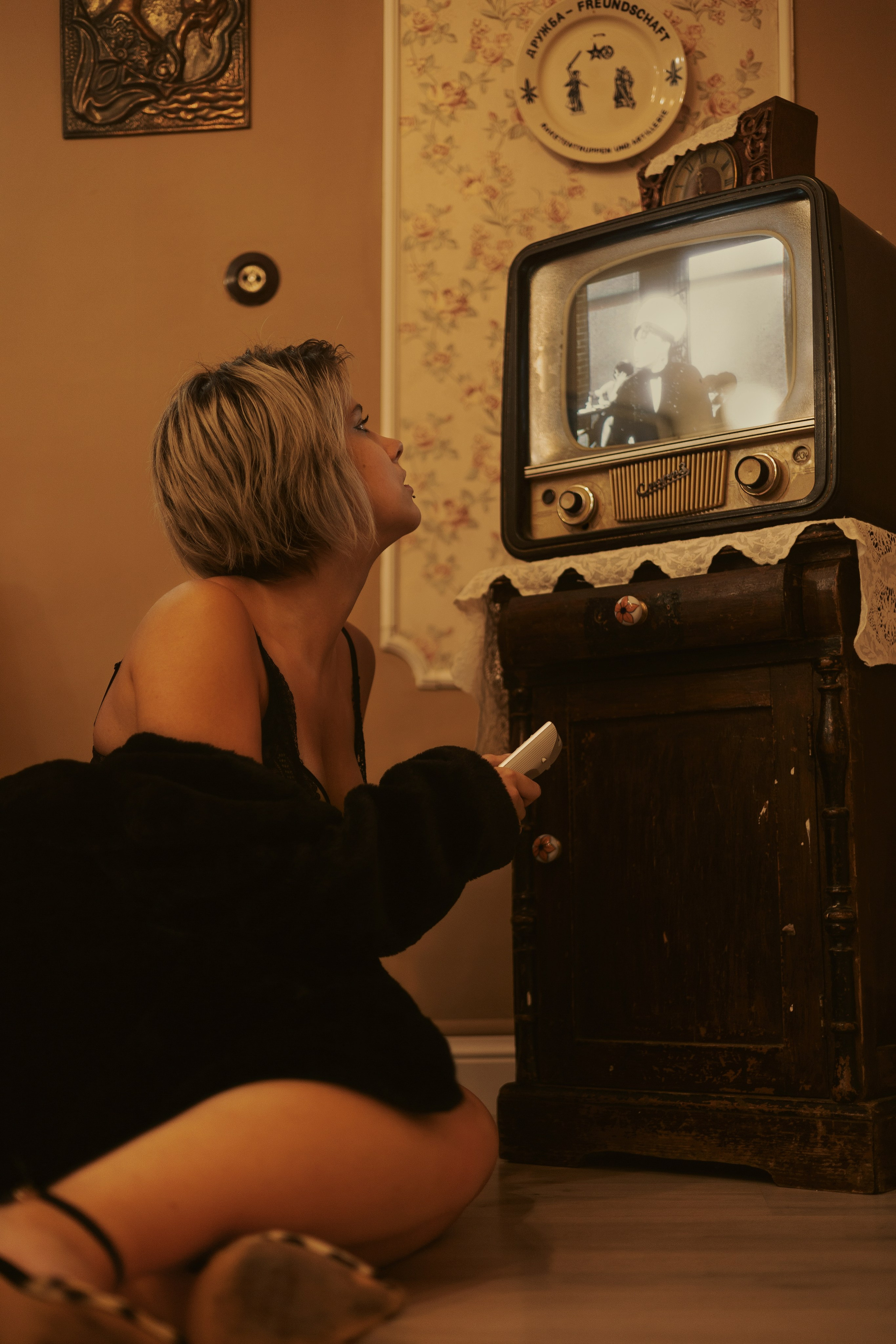Ностальгическая фотосессия девушки с ретро-телевизором