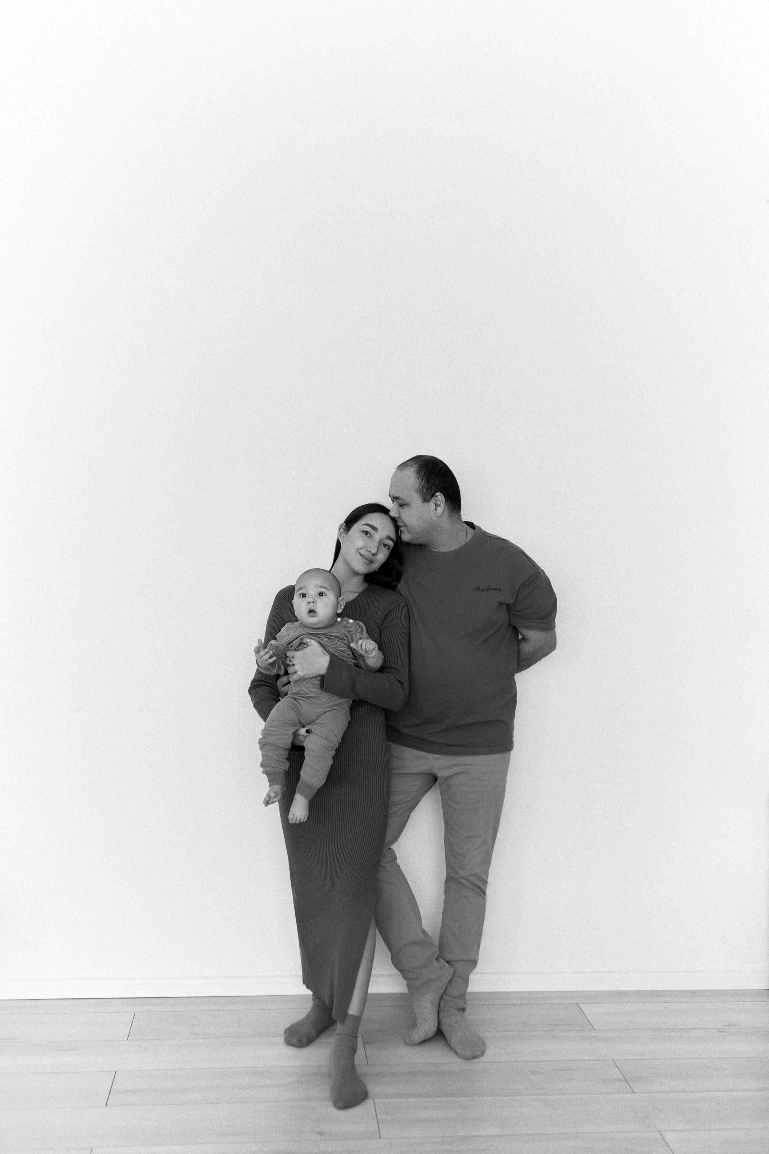 Семейная фотосессия в фотостудии. Сестры Карабаза. Фотографы и ретушеры в Москве и Санкт-Петербурге