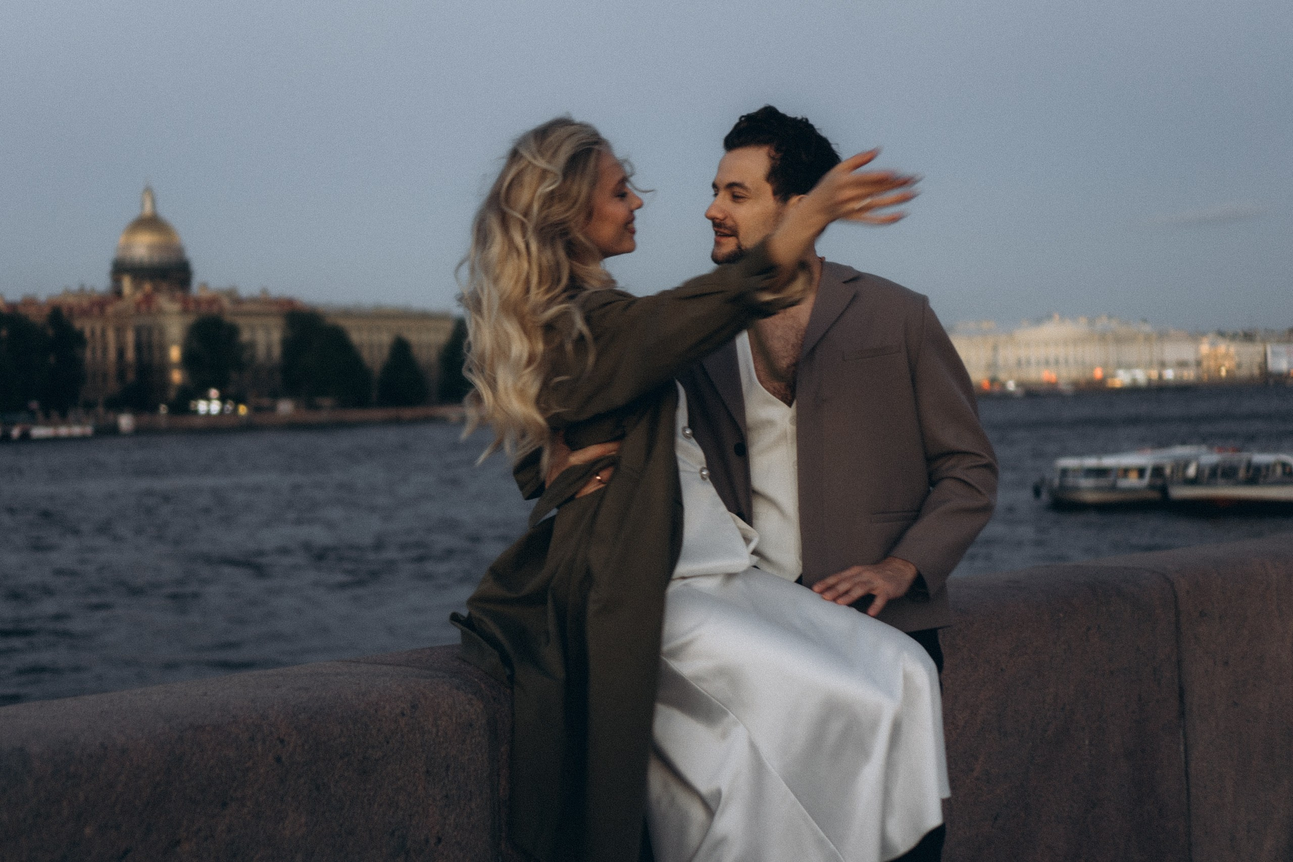СВАДЕБНАЯ СЬЕМКА ПАРЫ НА РАССВЕТЕ В БЕЛЫЕ НОЧИ И ПРОГУЛКА С РАЗВОДНЫМИ МОСТАМИ И ПИКНИК ВОЗЛЕ ИСАКИЕВСКОГО СОБОРА. Профессиональный фотограф, Санкт-Петербург — Виктория Богомолова