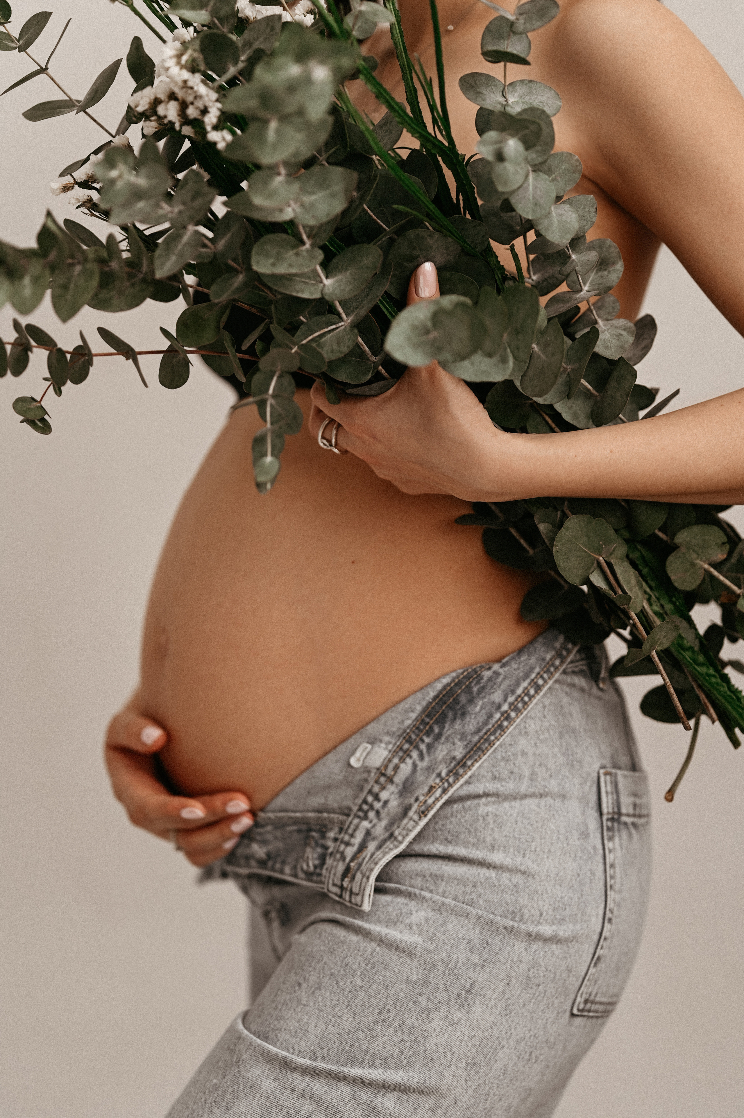 Беременность в фотостудии. Фотограф Виктория Волосникова