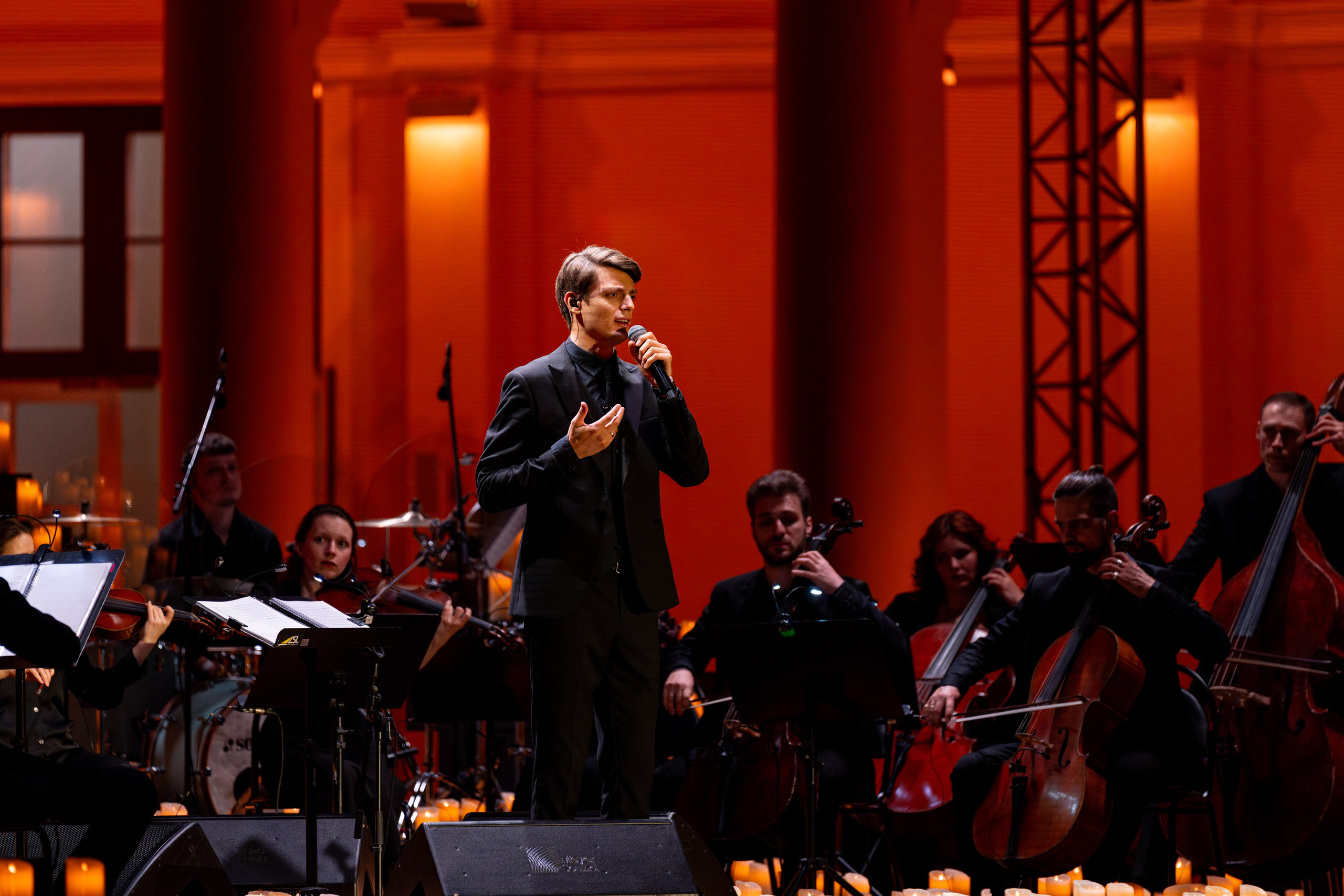 Симфонический оркестр Lumisfera при свечах. Фотограф Никита Комаров