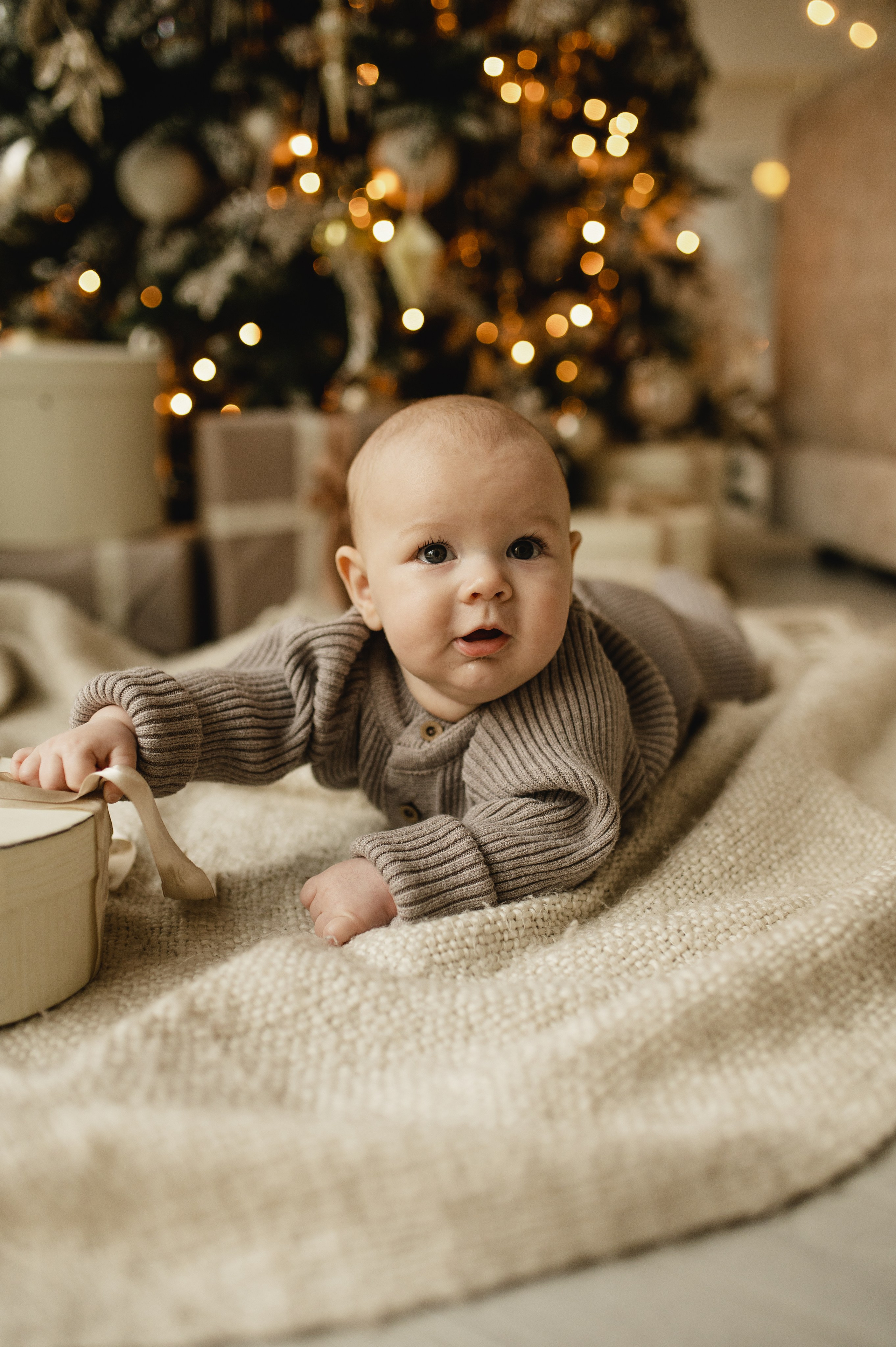 Новогодняя фотосессия в студии с малышом 6 месяцев в Бутово. Семейная фотосессия Бутово Москва фотограф Алина Морщагина