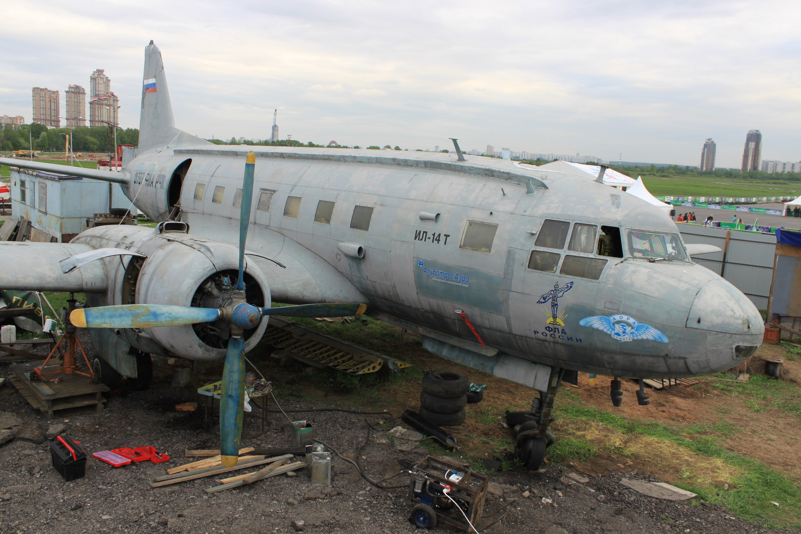 Ил-14Т «Голубая Мечта» работы в Тушино (2011 г.). Фотоальбом показывающий увлекательный мир авиации и мир медведей Андрея Иванова