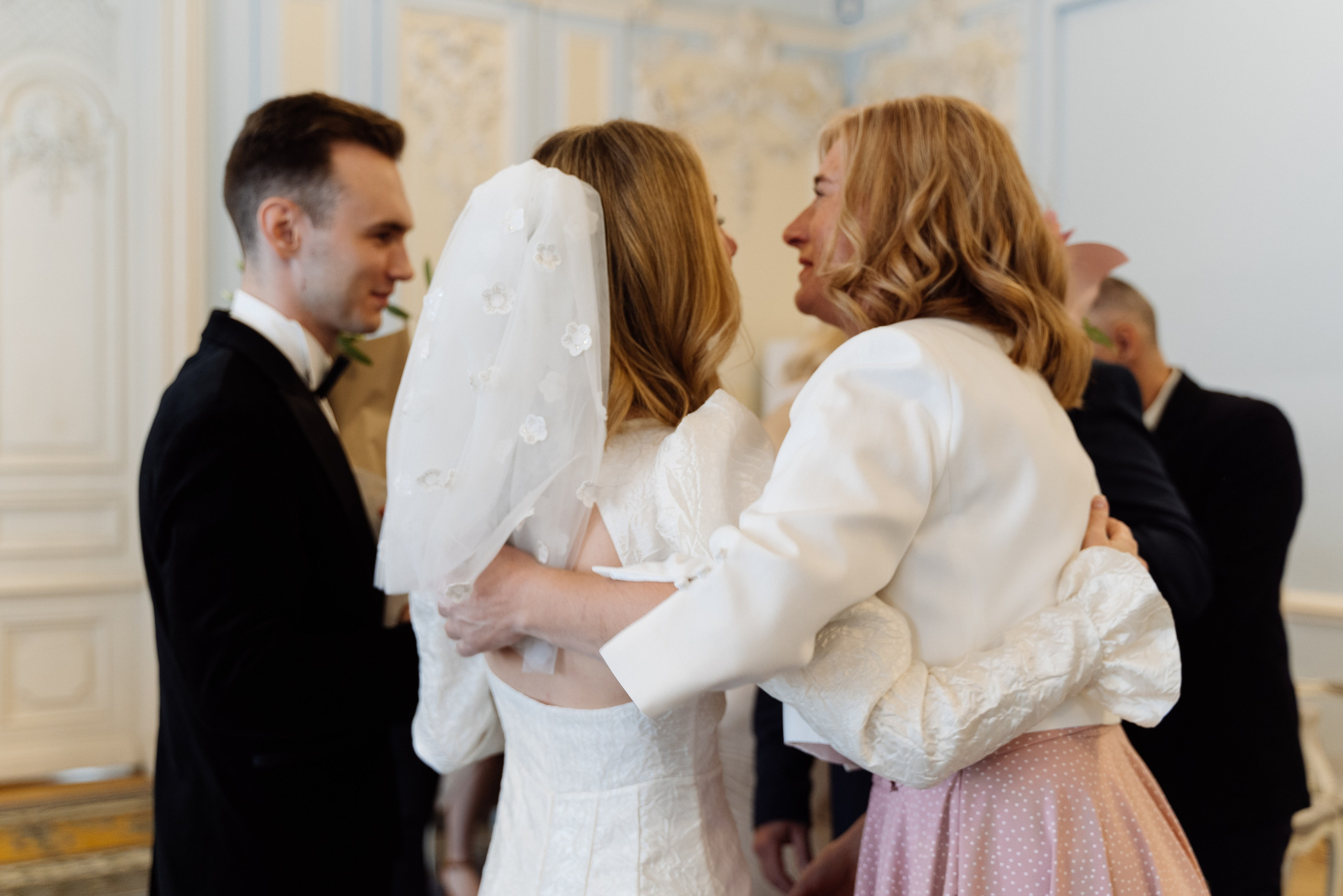 Камерная свадьба на фонтанке в сезонах. Свадебный фотограф организатор в Санкт-Петербурге Ассоль Опарина