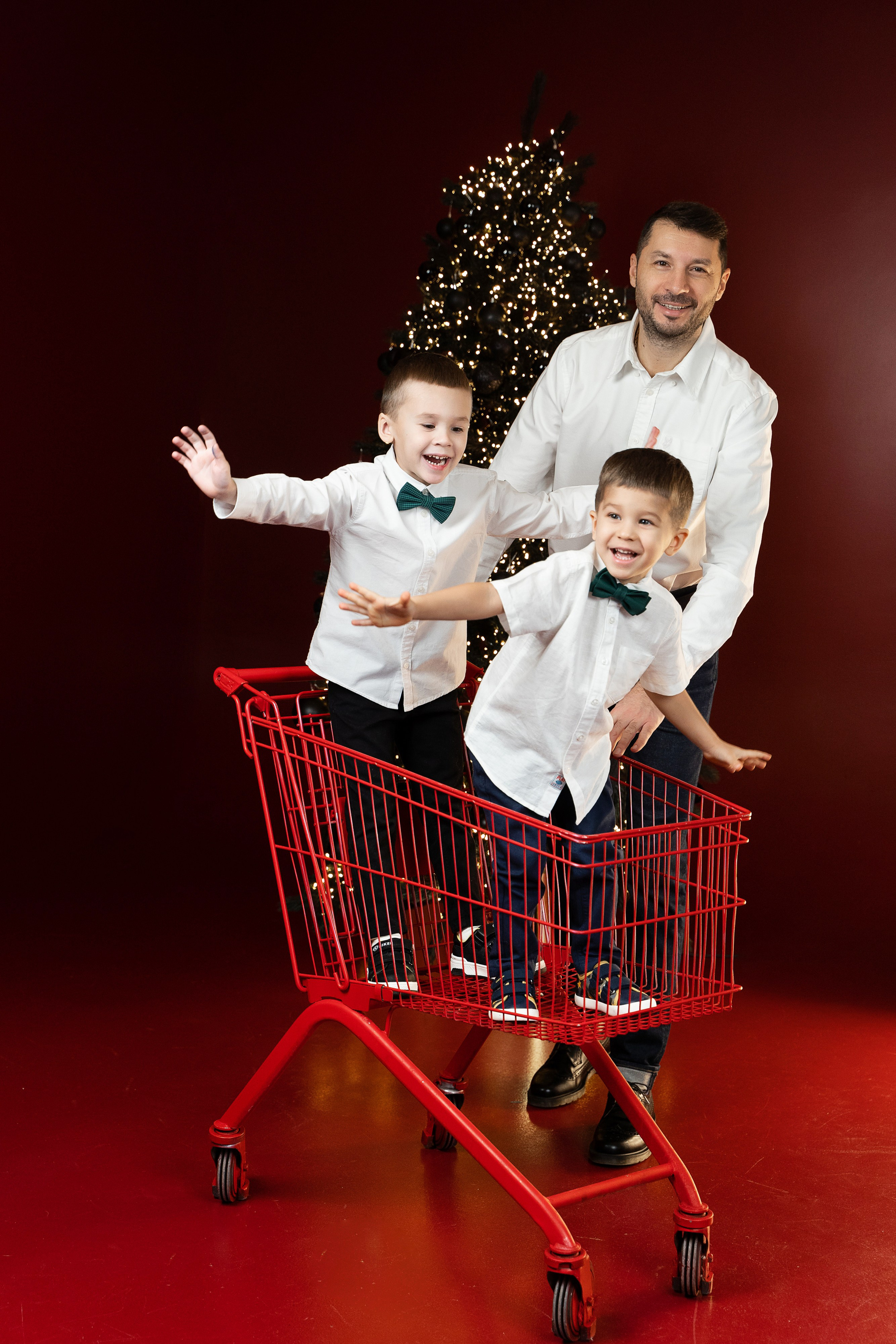 Новогодняя фотосессия с красной циклорамой. Фотограф Татьяна Мамонтова