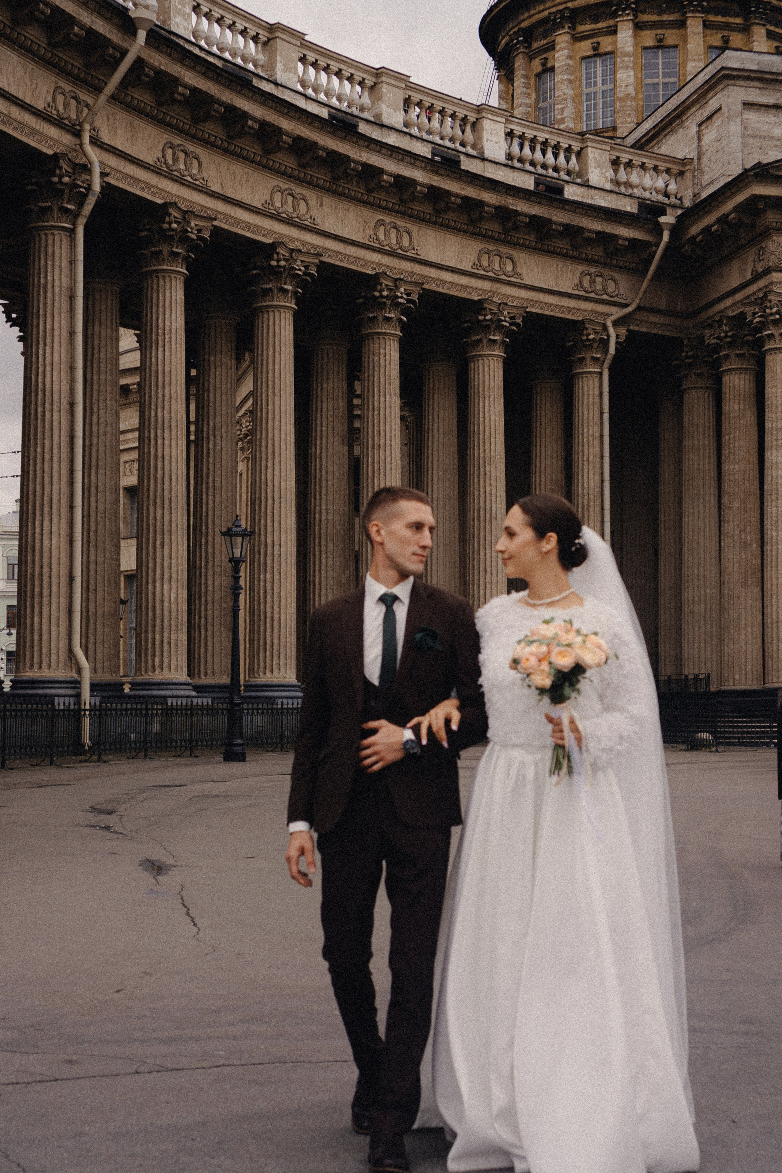СВАДЕБНАЯ ПРОГУЛКА В САНТК-ПЕТЕРБУРГЕ (ИСАКИЕВСКИЙ СОБОР, ЗИМНЯЯ КАНАВКА, ЭРМИТАЖ И БОЛЬШАЯ МОРСКАЯ УЛИЦА). Профессиональный фотограф, Санкт-Петербург — Виктория Богомолова