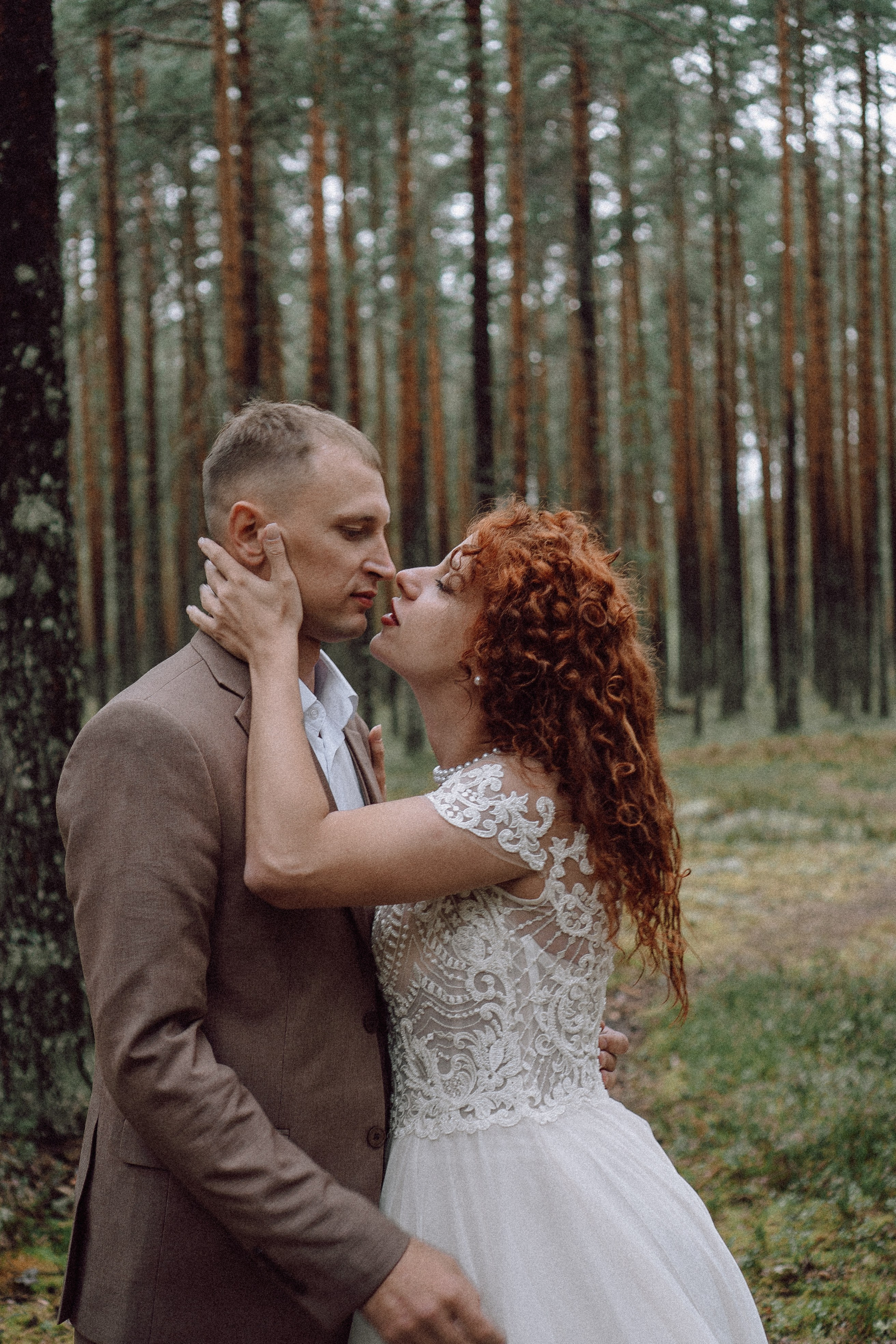 СВАДЕБНАЯ ФОТОСЕССИИЯ ПАРЫ В ГОРОДЕ ПРИОЗЕРСК В СОСНОВОМ ЛЕСУ И С ПИКАПОМ. Профессиональный фотограф, Санкт-Петербург — Виктория Богомолова