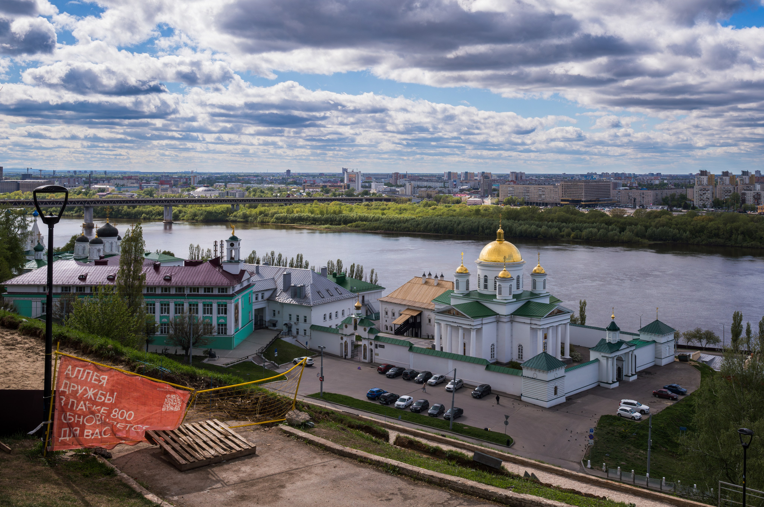 Вид на Благовещенский монастырь через парк 800-летия Нижнего Новгорода