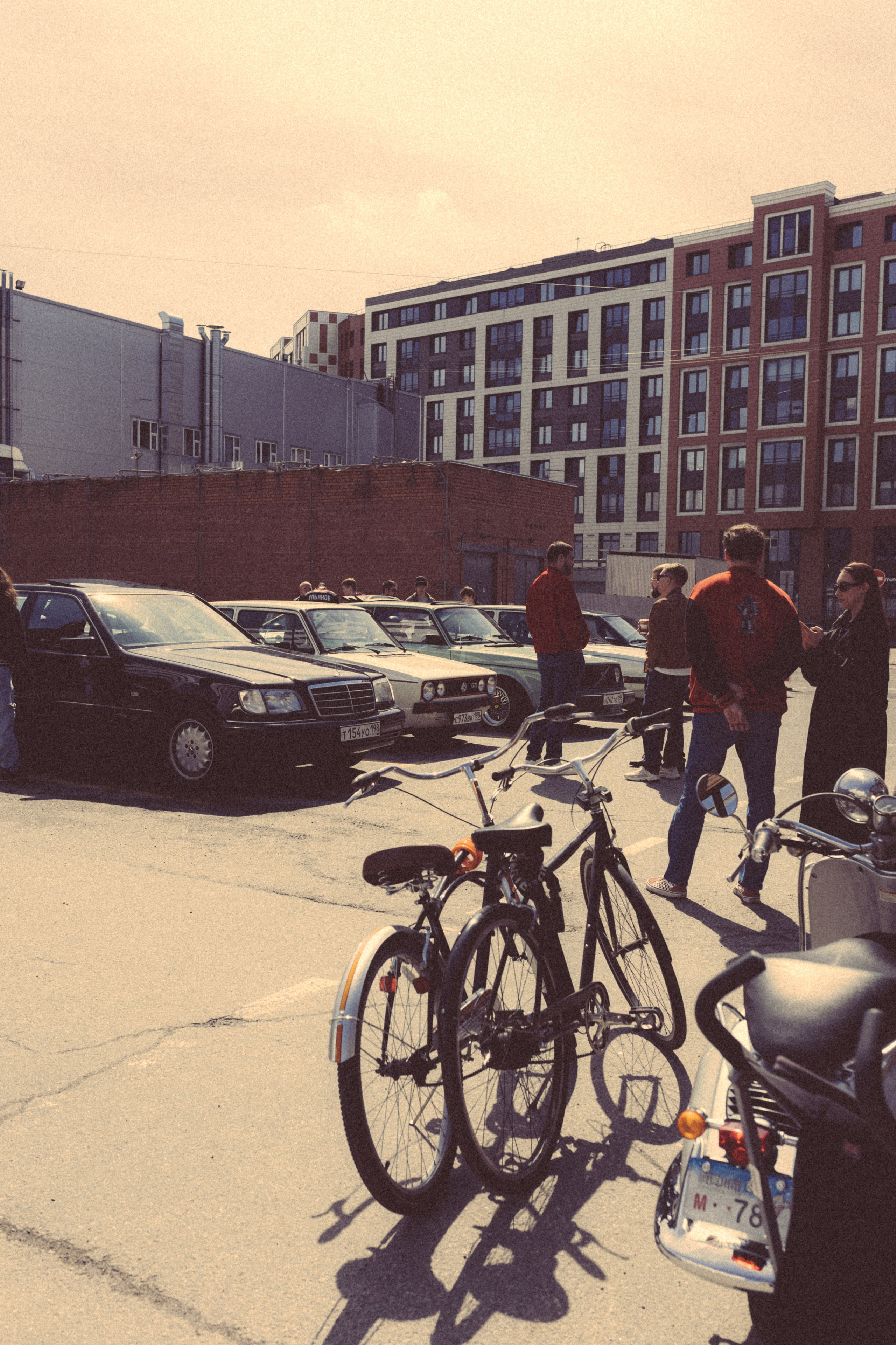 CARS and COFFE. Happiness is in the moments