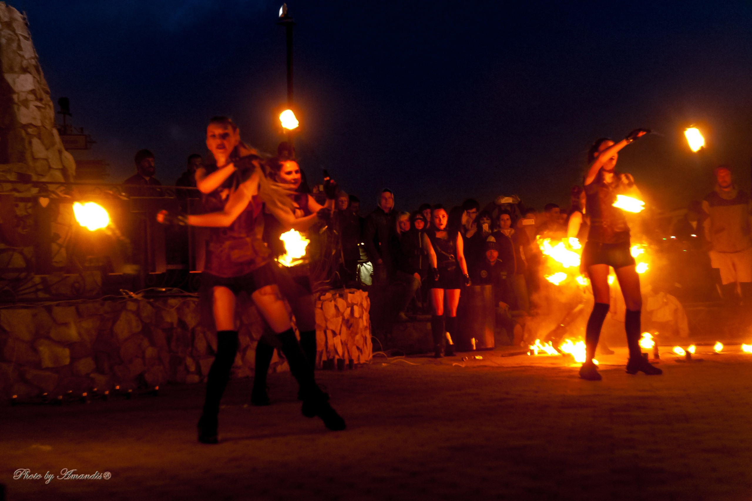 Огненное шоу у памятника «Здесь начинается Россия». Камчатка. Май 2017. Репортажная съемка в Москве и области. Анималистика