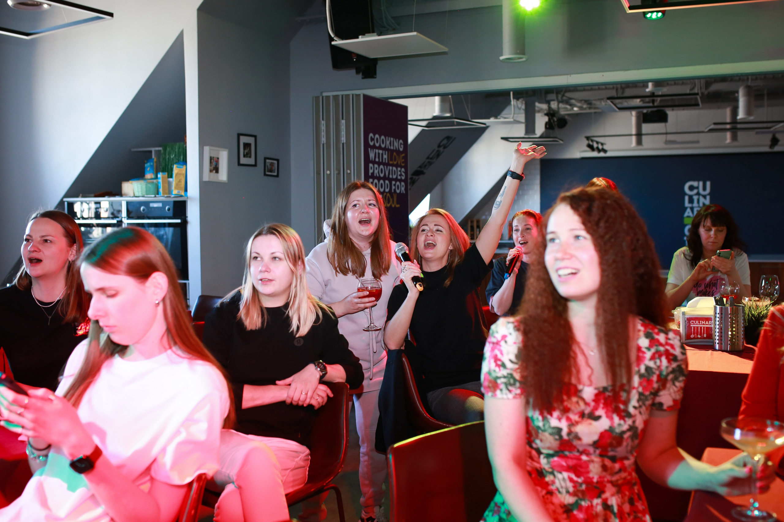 Коктейльное караоке для «Яндекс». Репортажный и портретный фотограф Полина Ершова