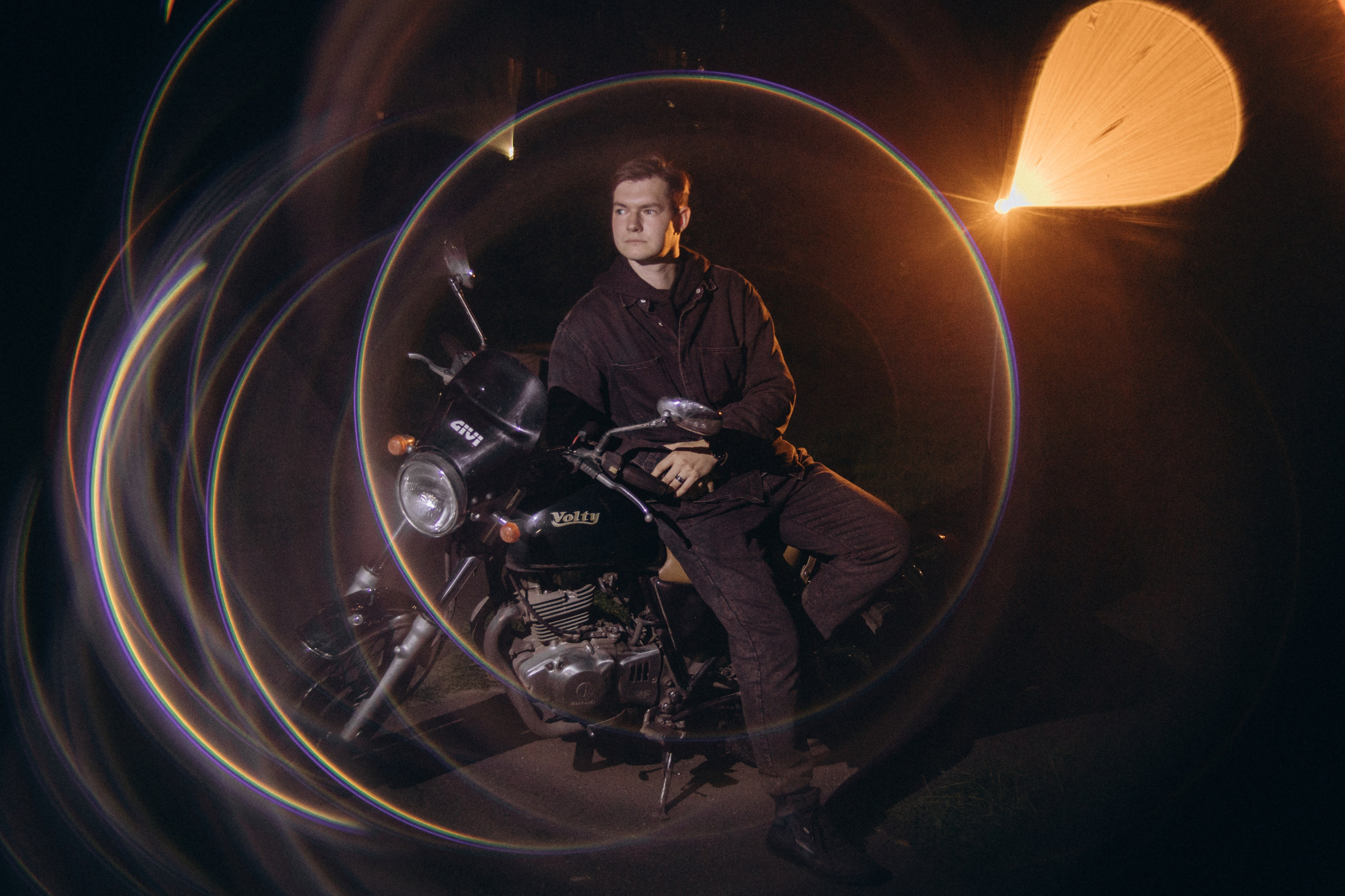 Ангелина и Даниил. Фото на мотоцикле. Фотограф Регина Крикунова г. Красноярск