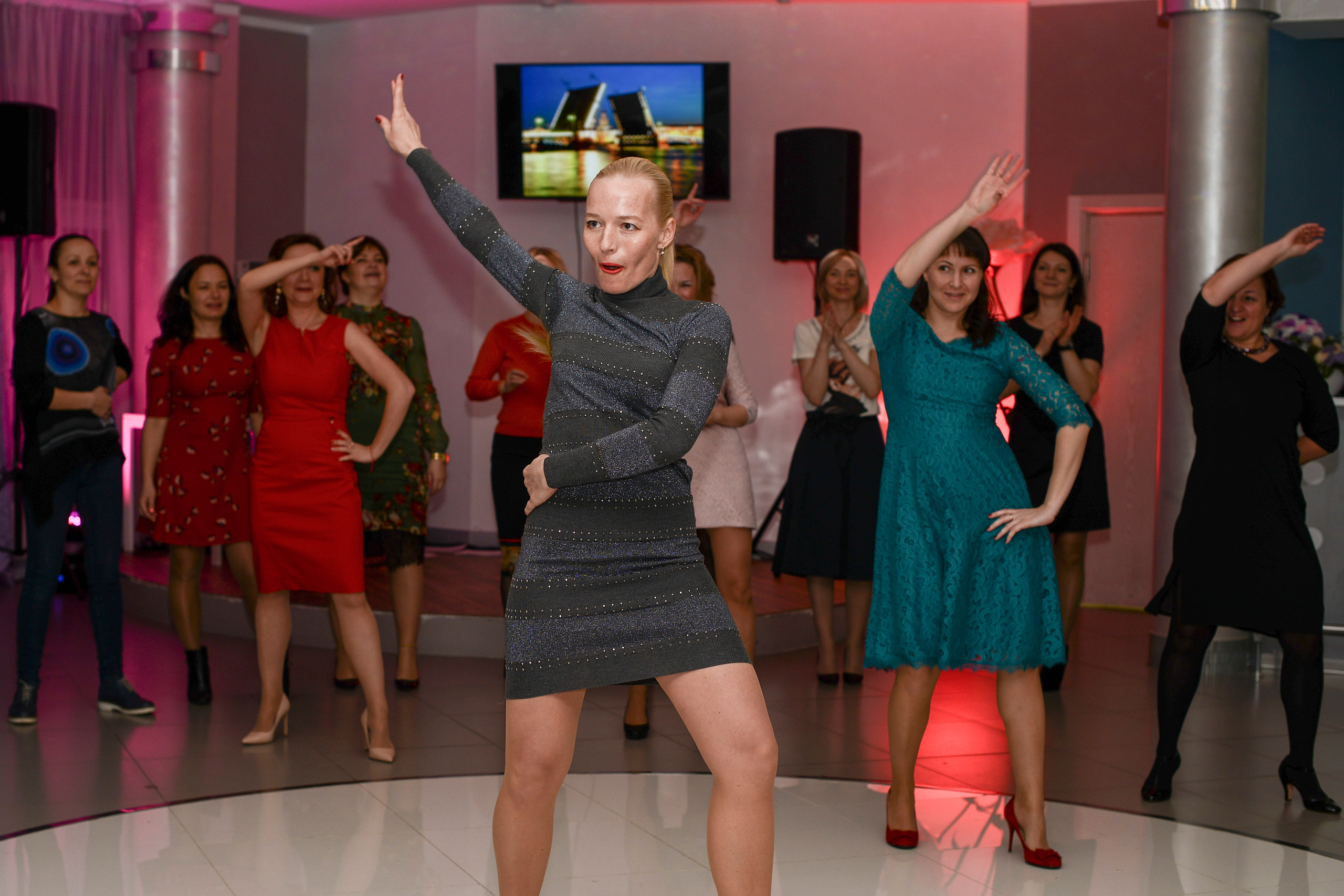 девушки танцуют