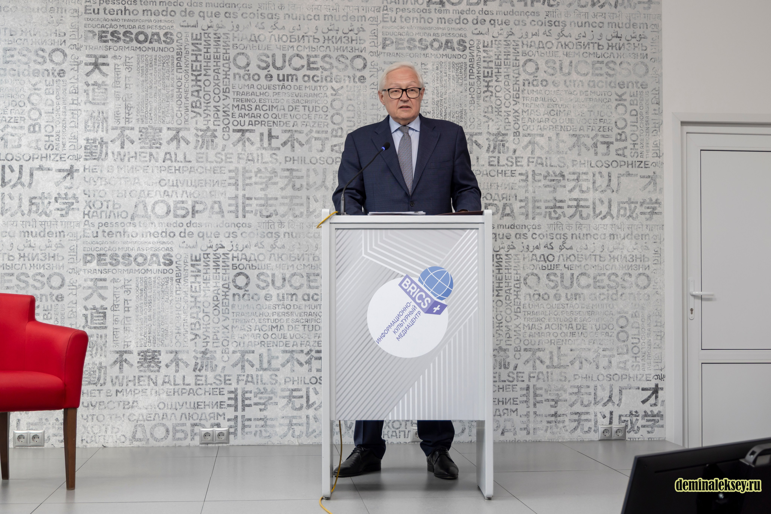 Экспертный круглый стол «День БРИКС» в «Иностранке». Репортажный, семейный и студийный фотограф в Москве Демин Алексей