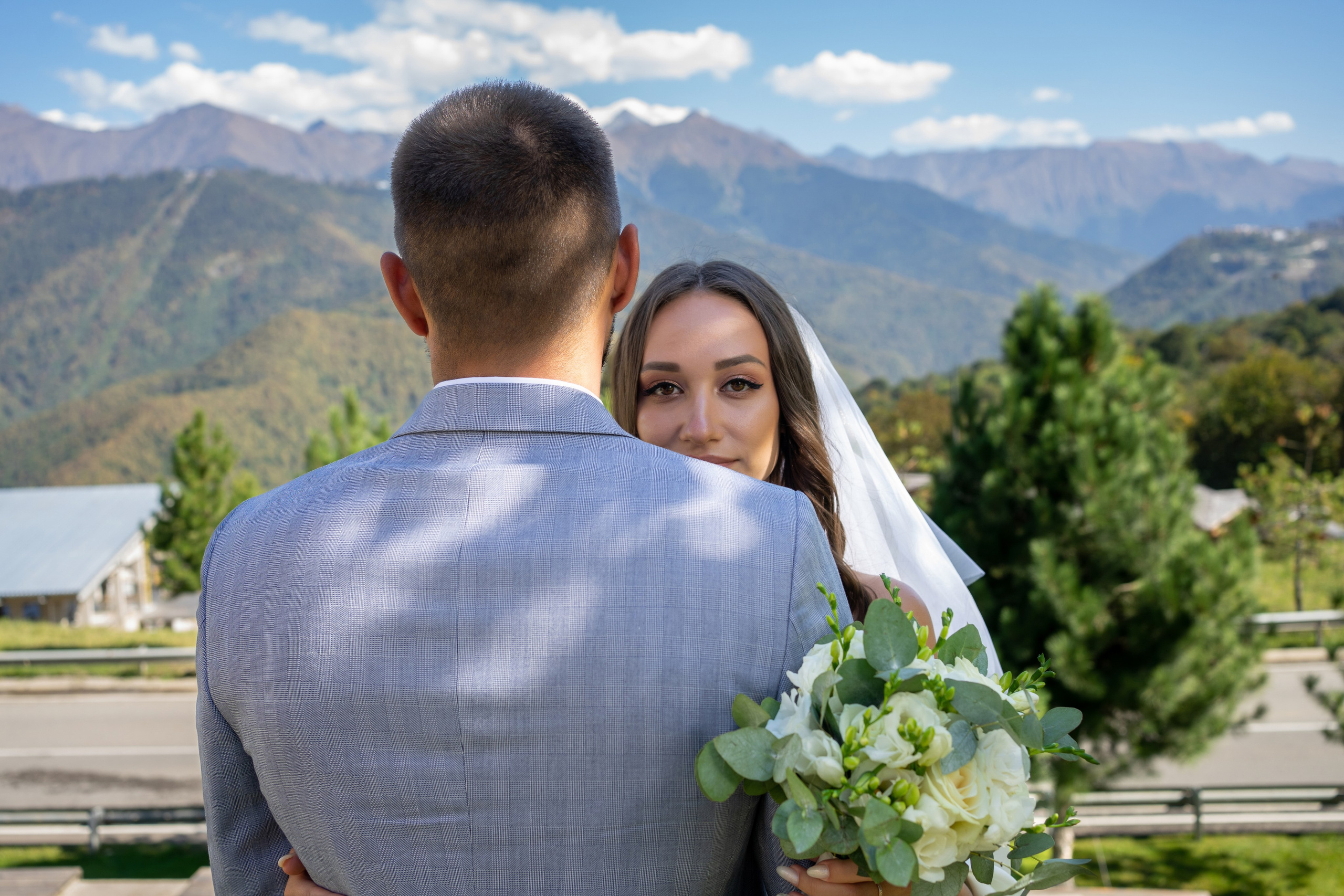 Свадебная прогулка в Красной поляне и на аллее пальм в Сириусе. Фотограф в Сочи Тиунова Маргарита и Тиунов Евгений