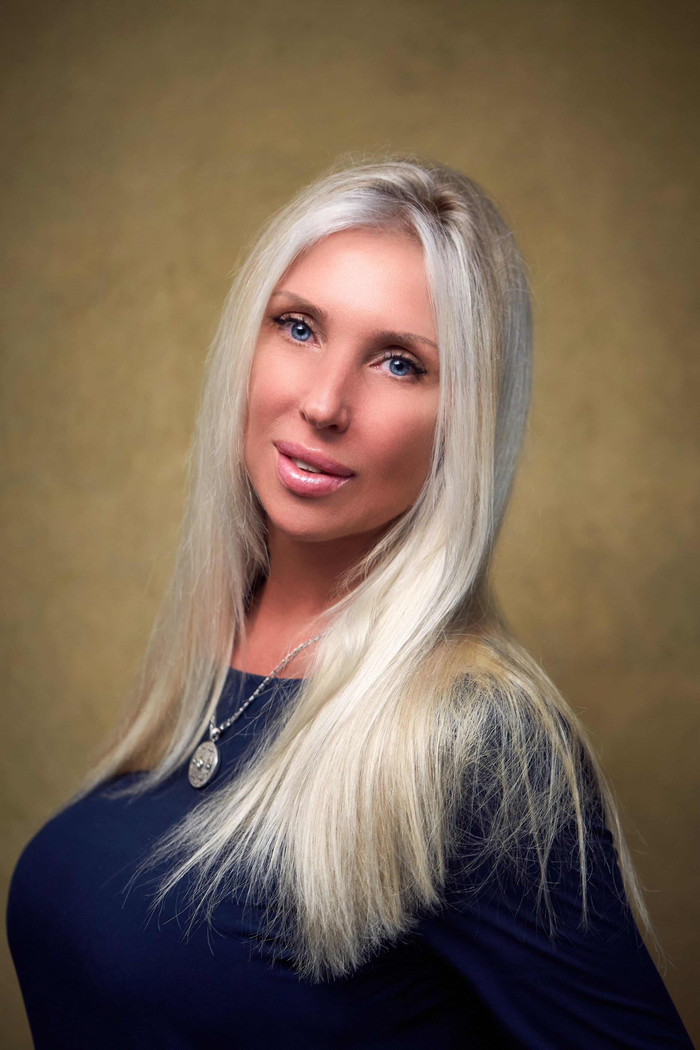 Все виды и любой сложности: Стрижки, Колористика, Укладки, Вечерние прически. DMITRY MOISEENKO — фотограф, художник, топ-стилист